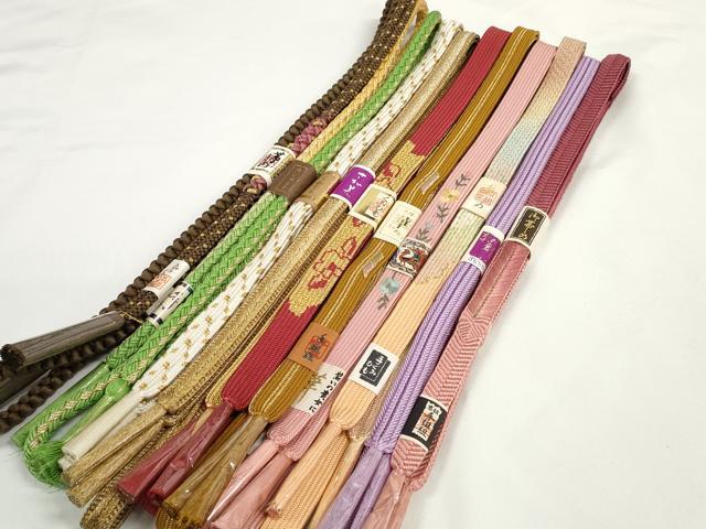 ■■■　商品詳細　■■■ 【未使用】 状態は参考画像のように所々に薄い汚れがございます。 ※こちらのお品はまとめての出品となりますので、 サイズ等の詳細は記載しておりません。 ご理解の上でのご入札をお願い致します。 大変上質な逸品になります。 お安く出品致しますので、是非この機会にいかがでしょうか？ ■■■　注意事項　■■■ ■モニター発色の具合により色合いが異なる場合がございます。 ■寸法は多少の誤差が生じる場合がございますのでご了承ください。 ■縫込みの長さが左右非対称の場合は短い部分を記載しております。 左右非対称であってもご返品・お値引き等の保証は出来かねますので、ご了承の上ご購入をお願い致します。 ■シミ等のチェックには注意を払っておりますが、見落としがある場合もございますし、個人の見解も様々ですので神経質な方のご購入はお控えください。 ■箪笥に入っておりました着物や帯なので畳みシワや匂いがあるものもございます。 ■お休みは基本的に土日祝となりますが、その他臨時でお休みする場合がございますのでご了承ください。 ■商品の発送は平日のみの発送となります。 ■夜間と土曜、日曜日はお問い合わせの回答が遅れる場合がございます。 ■当店では、お直し、紋入れ、お手入れ等は承っておりません。 ■生地の状態（ヤケ、経年劣化等）によってはサイズ直しが出来ない場合がございます。 その点もどうかご了承のうえ、ご購入をお願いいたします。 ■弊社で取り扱う商品は一点ものにつき、時期や在庫状況に応じて金額が変更となる場合がございます。 ■検針は行っておりません。予めご了承いただきますようお願いいたします。 ■【洗える着物】と記載のある商品におきましては、商品お届け後に洗濯を行ってしまってからのご返品にはご対応しかねます。 念の為、専門店でのお手入れをお願いいたします。 ■写真に写っている物が全てになります。それ以外の付属品はございませんのでご了承ください。 ■着物のサイズ目安は下記を参考ください↓ ＜女性着物＞　お端折り次第で＋5cm　−1cmが着用可能サイズ 　例）身丈170cmの場合、身長160cm〜175cm ＜男性着物＞　身丈＋約25cm〜27cm程が適応身長 　例）身丈155cmの場合、身長180〜182cm