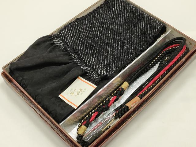 ■■■　商品詳細　■■■ 【未使用】 状態は特に目立ったシミ汚れなどもなく大変良い状態です。 大変上質な逸品になります。 お安く出品致しますので、是非この機会にいかがでしょうか？ 帯締め長さ　約158cm ■■■　注意事項　■■■ ■モニター発色の具合により色合いが異なる場合がございます。 ■寸法は多少の誤差が生じる場合がございますのでご了承ください。 ■縫込みの長さが左右非対称の場合は短い部分を記載しております。 左右非対称であってもご返品・お値引き等の保証は出来かねますので、ご了承の上ご購入をお願い致します。 ■シミ等のチェックには注意を払っておりますが、見落としがある場合もございますし、個人の見解も様々ですので神経質な方のご購入はお控えください。 ■箪笥に入っておりました着物や帯なので畳みシワや匂いがあるものもございます。 ■お休みは基本的に土日祝となりますが、その他臨時でお休みする場合がございますのでご了承ください。 ■商品の発送は平日のみの発送となります。 ■夜間と土曜、日曜日はお問い合わせの回答が遅れる場合がございます。 ■当店では、お直し、紋入れ、お手入れ等は承っておりません。 ■生地の状態（ヤケ、経年劣化等）によってはサイズ直しが出来ない場合がございます。 その点もどうかご了承のうえ、ご購入をお願いいたします。 ■弊社で取り扱う商品は一点ものにつき、時期や在庫状況に応じて金額が変更となる場合がございます。 ■検針は行っておりません。予めご了承いただきますようお願いいたします。 ■【洗える着物】と記載のある商品におきましては、商品お届け後に洗濯を行ってしまってからのご返品にはご対応しかねます。 念の為、専門店でのお手入れをお願いいたします。 ■写真に写っている物が全てになります。それ以外の付属品はございませんのでご了承ください。 ■着物のサイズ目安は下記を参考ください↓ ＜女性着物＞　お端折り次第で＋5cm　−1cmが着用可能サイズ 　例）身丈170cmの場合、身長160cm〜175cm ＜男性着物＞　身丈＋約25cm〜27cm程が適応身長 　例）身丈155cmの場合、身長180〜182cm