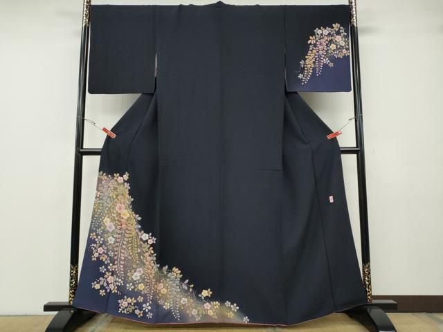 ■■■　サイズ　■■■ 身丈 161cm（肩から） 裄丈 69cm 袖丈 49cm　縫込み 5.5cm 袖幅 34.5cm 前幅 24cm 後幅 31cm 着物縫いこみ 内揚げ 7cm 裄 お袖側 約2cm　身頃側 約1cm ■■■　商品詳細　■■■ 【正絹】 状態は接写画像のように衿山・両袖口に薄い汚れがございますが その他特に目立ったシミ汚れなどもなく大変良い状態です。 「翠山」とはさかのぼること120年前、 越後十日町の一流染匠「桐屋(とうや)」、 四代前の田村久平が使用していた「雅号」です。 桐屋の五代目久平が明治時代に工房を開く際、 この十日町地方の山々の翠濃く、 水清くして美しい景観から雅号を「翠山」とし、 創作の場を「翠山工房」と命名しました。 長年辻が花のみを研究し、その美しさを高めることに専念、 独特の色彩美に、艶やかかつ華やぎあふれる「翠山工房辻が花」が誕生致しました。 「桐屋」は現当主の田村憲一で九代目を数え、長い歴史がございます。 明治の頃から麻織物から絹織物、昭和に入り織物から染めへと転換し、 昭和50年代に「辻が花」に出会い、30年以上にわたり「辻が花」を創作し続けています。 デザイン・染め・絞り等の全行程は産地内で行い、 辻が花に魅せられた職人達が手仕事にこだわって丹精を込めて制作しております。 辻が花は室町中期から江戸時代にかけて流行した絵模様染めです。 現在残されている遺品の中には、 その時代の武将・上層階級(上杉謙信・豊臣秀吉・徳川家康や各夫人)の人々の 小袖・胴服が保存され伝わっております。 武将達はファッションの先端をゆく斬新で目立つ辻が花を好んだそうです。 また、当時は染物と言えば辻が花と言われるほど流行し、一般的な物でした。 「辻ヶ花」を構成するのは、絞りと墨絵。 絞り染は、昔ながらの方法−桶だし絞りや小帽子で模様を描き出します。 小帽子は和紙と竹の皮とを糸で括り、 桶だし絞りは桶の中に染めたくない部分を入れ込み蓋できつく絞り、 染料に浸し染めます。 ひとつひとつ気の遠くなるような作業を繰り返すことで染模様が浮かび上がります。 その絞りの合間に墨絵が描かれます。 墨絵には室町桃山という乱世を生きた人々の “祈り”や“願い”が込められているといいます。 先々まで美しく延び咲く藤の花には「子孫繁栄」の意味が込められております。 大変上質な逸品になります。 お安く出品致しますので、是非この機会にいかがでしょうか？ ■■■　注意事項　■■■ ■モニター発色の具合により色合いが異なる場合がございます。 ■寸法は多少の誤差が生じる場合がございますのでご了承ください。 ■縫込みの長さが左右非対称の場合は短い部分を記載しております。 左右非対称であってもご返品・お値引き等の保証は出来かねますので、ご了承の上ご購入をお願い致します。 ■シミ等のチェックには注意を払っておりますが、見落としがある場合もございますし、個人の見解も様々ですので神経質な方のご購入はお控えください。 ■箪笥に入っておりました着物や帯なので畳みシワや匂いがあるものもございます。 ■お休みは基本的に土日祝となりますが、その他臨時でお休みする場合がございますのでご了承ください。 ■商品の発送は平日のみの発送となります。 ■夜間と土曜、日曜日はお問い合わせの回答が遅れる場合がございます。 ■当店では、お直し、紋入れ、お手入れ等は承っておりません。 ■生地の状態（ヤケ、経年劣化等）によってはサイズ直しが出来ない場合がございます。 その点もどうかご了承のうえ、ご購入をお願いいたします。 ■弊社で取り扱う商品は一点ものにつき、時期や在庫状況に応じて金額が変更となる場合がございます。 ■検針は行っておりません。予めご了承いただきますようお願いいたします。 ■【洗える着物】と記載のある商品におきましては、商品お届け後に洗濯を行ってしまってからのご返品にはご対応しかねます。 念の為、専門店でのお手入れをお願いいたします。 ■写真に写っている物が全てになります。それ以外の付属品はございませんのでご了承ください。 ■着物のサイズ目安は下記を参考ください↓ ＜女性着物＞　お端折り次第で＋5cm　−1cmが着用可能サイズ 　例）身丈170cmの場合、身長160cm〜175cm ＜男性着物＞　身丈＋約25cm〜27cm程が適応身長 　例）身丈155cmの場合、身長180〜182cm