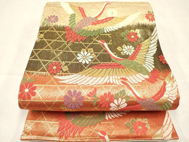 ■■■　サイズ　■■■ 長さ 410cm　幅 27cm程 ■■■　商品詳細　■■■ 袋帯【正絹・芯なし】 状態は接写画像のようにたれ先上部・裏地に薄い汚れがございますが その他特に目立ったシミ汚れなどもなく大変良い状態です。 着用時には見えない部分になるかと思いますのであまり気にならずお召になれるかと思います。 大変上質な逸品になります。 お安く出品致しますので、是非この機会にいかがでしょうか？ ■■■　注意事項　■■■ ■モニター発色の具合により色合いが異なる場合がございます。 ■寸法は多少の誤差が生じる場合がございますのでご了承ください。 ■縫込みの長さが左右非対称の場合は短い部分を記載しております。 左右非対称であってもご返品・お値引き等の保証は出来かねますので、ご了承の上ご購入をお願い致します。 ■シミ等のチェックには注意を払っておりますが、見落としがある場合もございますし、個人の見解も様々ですので神経質な方のご購入はお控えください。 ■箪笥に入っておりました着物や帯なので畳みシワや匂いがあるものもございます。 ■お休みは基本的に土日祝となりますが、その他臨時でお休みする場合がございますのでご了承ください。 ■商品の発送は平日のみの発送となります。 ■夜間と土曜、日曜日はお問い合わせの回答が遅れる場合がございます。 ■当店では、お直し、紋入れ、お手入れ等は承っておりません。 ■生地の状態（ヤケ、経年劣化等）によってはサイズ直しが出来ない場合がございます。 その点もどうかご了承のうえ、ご購入をお願いいたします。 ■弊社で取り扱う商品は一点ものにつき、時期や在庫状況に応じて金額が変更となる場合がございます。 ■検針は行っておりません。予めご了承いただきますようお願いいたします。 ■【洗える着物】と記載のある商品におきましては、商品お届け後に洗濯を行ってしまってからのご返品にはご対応しかねます。 念の為、専門店でのお手入れをお願いいたします。 ■写真に写っている物が全てになります。それ以外の付属品はございませんのでご了承ください。 ■着物のサイズ目安は下記を参考ください↓ ＜女性着物＞　お端折り次第で＋5cm　−1cmが着用可能サイズ 　例）身丈170cmの場合、身長160cm〜175cm ＜男性着物＞　身丈＋約25cm〜27cm程が適応身長 　例）身丈155cmの場合、身長180〜182cm