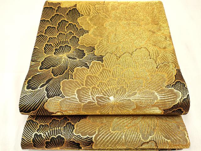 ■■■　サイズ　■■■ 長さ 410cm　幅 26cm程 ■■■　商品詳細　■■■ 袋帯【正絹・未仕立て】 状態は締めてはおりますが 特に目立ったシミ汚れなどもなく大変良い状態です。 大変上質な逸品になります。 お安く出品致しますので、是非この機会にいかがでしょうか？ ■■■　注意事項　■■■ ■モニター発色の具合により色合いが異なる場合がございます。 ■寸法は多少の誤差が生じる場合がございますのでご了承ください。 ■縫込みの長さが左右非対称の場合は短い部分を記載しております。 左右非対称であってもご返品・お値引き等の保証は出来かねますので、ご了承の上ご購入をお願い致します。 ■シミ等のチェックには注意を払っておりますが、見落としがある場合もございますし、個人の見解も様々ですので神経質な方のご購入はお控えください。 ■箪笥に入っておりました着物や帯なので畳みシワや匂いがあるものもございます。 ■お休みは基本的に土日祝となりますが、その他臨時でお休みする場合がございますのでご了承ください。 ■商品の発送は平日のみの発送となります。 ■夜間と土曜、日曜日はお問い合わせの回答が遅れる場合がございます。 ■当店では、お直し、紋入れ、お手入れ等は承っておりません。 ■生地の状態（ヤケ、経年劣化等）によってはサイズ直しが出来ない場合がございます。 その点もどうかご了承のうえ、ご購入をお願いいたします。 ■弊社で取り扱う商品は一点ものにつき、時期や在庫状況に応じて金額が変更となる場合がございます。 ■検針は行っておりません。予めご了承いただきますようお願いいたします。 ■【洗える着物】と記載のある商品におきましては、商品お届け後に洗濯を行ってしまってからのご返品にはご対応しかねます。 念の為、専門店でのお手入れをお願いいたします。 ■写真に写っている物が全てになります。それ以外の付属品はございませんのでご了承ください。 ■着物のサイズ目安は下記を参考ください↓ ＜女性着物＞　お端折り次第で＋5cm　−1cmが着用可能サイズ 　例）身丈170cmの場合、身長160cm〜175cm ＜男性着物＞　身丈＋約25cm〜27cm程が適応身長 　例）身丈155cmの場合、身長180〜182cm