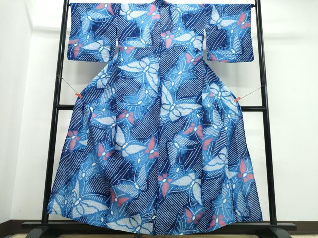 ■■■　サイズ　■■■ 身丈 157cm（肩から） 裄丈 66.5cm 袖丈 45cm　縫込み 1.5cm 袖幅 34cm 前幅 23cm 後幅 31cm 着物縫いこみ 内揚げ 0cm 裄 お袖側 約1cm　身頃側 約1.5cm ■■■　商品詳細　■■■ 【綿】 状態は接写画像のように上前衽に薄いシミがございますが その他特に目立ったシミ汚れなどもなく大変良い状態です。 人気の高い“有松鳴海絞り”の浴衣でございます。 “鳴海絞り”ならではの表情を生み出す立体感と 淡いぼかしで息を吹き込まれ、 今にも動き出しそうな迫力を放っております。 夏祭りや花火大会、これから増えるイベントに連れ立って、 より夏をお楽しみ下さいませ。 大変上質な逸品になります。 お安く出品致しますので、是非この機会にいかがでしょうか？ ■■■　注意事項　■■■ ■モニター発色の具合により色合いが異なる場合がございます。 ■寸法は多少の誤差が生じる場合がございますのでご了承ください。 ■縫込みの長さが左右非対称の場合は短い部分を記載しております。 左右非対称であってもご返品・お値引き等の保証は出来かねますので、ご了承の上ご購入をお願い致します。 ■シミ等のチェックには注意を払っておりますが、見落としがある場合もございますし、個人の見解も様々ですので神経質な方のご購入はお控えください。 ■箪笥に入っておりました着物や帯なので畳みシワや匂いがあるものもございます。 ■お休みは基本的に土日祝となりますが、その他臨時でお休みする場合がございますのでご了承ください。 ■商品の発送は平日のみの発送となります。 ■夜間と土曜、日曜日はお問い合わせの回答が遅れる場合がございます。 ■当店では、お直し、紋入れ、お手入れ等は承っておりません。 ■生地の状態（ヤケ、経年劣化等）によってはサイズ直しが出来ない場合がございます。 その点もどうかご了承のうえ、ご購入をお願いいたします。 ■弊社で取り扱う商品は一点ものにつき、時期や在庫状況に応じて金額が変更となる場合がございます。 ■検針は行っておりません。予めご了承いただきますようお願いいたします。 ■【洗える着物】と記載のある商品におきましては、商品お届け後に洗濯を行ってしまってからのご返品にはご対応しかねます。 念の為、専門店でのお手入れをお願いいたします。 ■写真に写っている物が全てになります。それ以外の付属品はございませんのでご了承ください。 ■状態に関する写真につきましては、掲載可能な写真枚数に限りがあるため、各箇所につき1枚参考画像を掲載しております。 ■着物のサイズ目安は下記を参考ください↓ ＜女性着物＞　お端折り次第で＋5cm　−1cmが着用可能サイズ 　例）身丈170cmの場合、身長160cm〜175cm ＜男性着物＞　身丈＋約25cm〜27cm程が適応身長 　例）身丈155cmの場合、身長180〜182cm