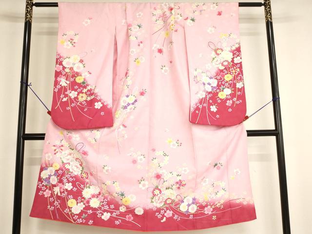 ■■■　サイズ　■■■ 【祝着】 身丈 131.5cm（肩から） 裄丈 52cm（肩上げ　3cm） 袖丈 74cm　縫込み 2cm 袖幅 31.5cm 前幅 19cm 後幅 26.5cm 着物縫いこみ 内揚げ 0cm （腰上げ　0cm） 裄 お袖側 約4.5cm　身頃側 約3.5cm ■■■　商品詳細　■■■ 着物【化繊】の状態は接写画像のように袖口に汚れがございますが その他特に目立ったシミ汚れなどもなく大変良い状態です。 お安く出品致しますので、是非この機会にいかがでしょうか？ ■■■　注意事項　■■■ ■モニター発色の具合により色合いが異なる場合がございます。 ■寸法は多少の誤差が生じる場合がございますのでご了承ください。 ■縫込みの長さが左右非対称の場合は短い部分を記載しております。 左右非対称であってもご返品・お値引き等の保証は出来かねますので、ご了承の上ご購入をお願い致します。 ■シミ等のチェックには注意を払っておりますが、見落としがある場合もございますし、個人の見解も様々ですので神経質な方のご購入はお控えください。 ■箪笥に入っておりました着物や帯なので畳みシワや匂いがあるものもございます。 ■お休みは基本的に土日祝となりますが、その他臨時でお休みする場合がございますのでご了承ください。 ■商品の発送は平日のみの発送となります。 ■夜間と土曜、日曜日はお問い合わせの回答が遅れる場合がございます。 ■当店では、お直し、紋入れ、お手入れ等は承っておりません。 ■生地の状態（ヤケ、経年劣化等）によってはサイズ直しが出来ない場合がございます。 その点もどうかご了承のうえ、ご購入をお願いいたします。 ■弊社で取り扱う商品は一点ものにつき、時期や在庫状況に応じて金額が変更となる場合がございます。 ■検針は行っておりません。予めご了承いただきますようお願いいたします。 ■【洗える着物】と記載のある商品におきましては、商品お届け後に洗濯を行ってしまってからのご返品にはご対応しかねます。 念の為、専門店でのお手入れをお願いいたします。 ■写真に写っている物が全てになります。それ以外の付属品はございませんのでご了承ください。 ■着物のサイズ目安は下記を参考ください↓ ＜女性着物＞　お端折り次第で＋5cm　−1cmが着用可能サイズ 　例）身丈170cmの場合、身長160cm〜175cm ＜男性着物＞　身丈＋約25cm〜27cm程が適応身長 　例）身丈155cmの場合、身長180〜182cm