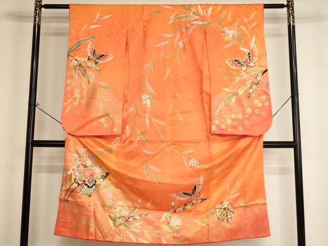 ■■■　サイズ　■■■ 【祝着】 身丈 133cm（肩から） 裄丈 52.5cm（肩上げ　2cm） 袖丈 74cm　縫込み 2.5cm 袖幅 32cm 前幅 24.5cm 後幅 25cm 着物縫いこみ 内揚げ 0cm （腰上げ　0cm） 裄 お袖側 約2.5cm　身頃側 約1.5cm ■■■　商品詳細　■■■ 着物【化繊】の状態は接写画像のように両袖・後身頃に汚れ、肩山に焼けがございますが その他特に目立ったシミ汚れなどもなく大変良い状態です。 お安く出品致しますので、是非この機会にいかがでしょうか？ ※若干たたみシワがございます。 ■■■　注意事項　■■■ ■モニター発色の具合により色合いが異なる場合がございます。 ■寸法は多少の誤差が生じる場合がございますのでご了承ください。 ■縫込みの長さが左右非対称の場合は短い部分を記載しております。 左右非対称であってもご返品・お値引き等の保証は出来かねますので、ご了承の上ご購入をお願い致します。 ■シミ等のチェックには注意を払っておりますが、見落としがある場合もございますし、個人の見解も様々ですので神経質な方のご購入はお控えください。 ■箪笥に入っておりました着物や帯なので畳みシワや匂いがあるものもございます。 ■お休みは基本的に土日祝となりますが、その他臨時でお休みする場合がございますのでご了承ください。 ■商品の発送は平日のみの発送となります。 ■夜間と土曜、日曜日はお問い合わせの回答が遅れる場合がございます。 ■当店では、お直し、紋入れ、お手入れ等は承っておりません。 ■生地の状態（ヤケ、経年劣化等）によってはサイズ直しが出来ない場合がございます。 その点もどうかご了承のうえ、ご購入をお願いいたします。 ■弊社で取り扱う商品は一点ものにつき、時期や在庫状況に応じて金額が変更となる場合がございます。 ■検針は行っておりません。予めご了承いただきますようお願いいたします。 ■【洗える着物】と記載のある商品におきましては、商品お届け後に洗濯を行ってしまってからのご返品にはご対応しかねます。 念の為、専門店でのお手入れをお願いいたします。 ■写真に写っている物が全てになります。それ以外の付属品はございませんのでご了承ください。 ■着物のサイズ目安は下記を参考ください↓ ＜女性着物＞　お端折り次第で＋5cm　−1cmが着用可能サイズ 　例）身丈170cmの場合、身長160cm〜175cm ＜男性着物＞　身丈＋約25cm〜27cm程が適応身長 　例）身丈155cmの場合、身長180〜182cm