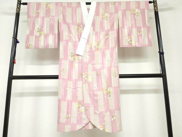 ■■■　サイズ　■■■ 身丈 124cm（肩から） 裄丈 63.5cm 袖丈 50cm　縫込み 4cm 袖幅 31.5cm 前幅 27cm 後幅 31cm 着物縫いこみ 内揚げ 0cm 裄 お袖側 約2cm　身頃側 約2cm ■■■　商品詳細　■■■ 【化繊】 状態は接写画像のように衿・衿裏に薄い汚れがございますが その他特に目立ったシミ汚れなどもなく大変良い状態です。 お安く出品致しますので、是非この機会にいかがでしょうか？ ※ご自身で洗濯された場合の保証はできかねます。 専門店にご相談ください。 ■■■　注意事項　■■■ ■モニター発色の具合により色合いが異なる場合がございます。 ■寸法は多少の誤差が生じる場合がございますのでご了承ください。 ■縫込みの長さが左右非対称の場合は短い部分を記載しております。 左右非対称であってもご返品・お値引き等の保証は出来かねますので、ご了承の上ご購入をお願い致します。 ■シミ等のチェックには注意を払っておりますが、見落としがある場合もございますし、個人の見解も様々ですので神経質な方のご購入はお控えください。 ■箪笥に入っておりました着物や帯なので畳みシワや匂いがあるものもございます。 ■お休みは基本的に土日祝となりますが、その他臨時でお休みする場合がございますのでご了承ください。 ■商品の発送は平日のみの発送となります。 ■夜間と土曜、日曜日はお問い合わせの回答が遅れる場合がございます。 ■当店では、お直し、紋入れ、お手入れ等は承っておりません。 ■生地の状態（ヤケ、経年劣化等）によってはサイズ直しが出来ない場合がございます。 その点もどうかご了承のうえ、ご購入をお願いいたします。 ■弊社で取り扱う商品は一点ものにつき、時期や在庫状況に応じて金額が変更となる場合がございます。 ■検針は行っておりません。予めご了承いただきますようお願いいたします。 ■【洗える着物】と記載のある商品におきましては、商品お届け後に洗濯を行ってしまってからのご返品にはご対応しかねます。 念の為、専門店でのお手入れをお願いいたします。 ■写真に写っている物が全てになります。それ以外の付属品はございませんのでご了承ください。 ■着物のサイズ目安は下記を参考ください↓ ＜女性着物＞　お端折り次第で＋5cm　−1cmが着用可能サイズ 　例）身丈170cmの場合、身長160cm〜175cm ＜男性着物＞　身丈＋約25cm〜27cm程が適応身長 　例）身丈155cmの場合、身長180〜182cm