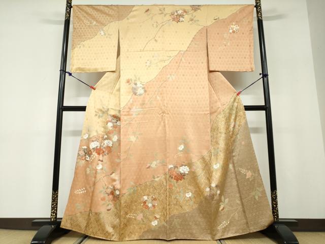■■■　サイズ　■■■ 身丈 162cm（肩から） 裄丈 66.5cm 袖丈 52.5cm　縫込み 5cm 袖幅 33.5cm 前幅 23cm 後幅 30cm 着物縫いこみ 内揚げ 0cm 裄 お袖側 約2cm　身頃側 約2cm ■■■　商品詳細　■■■ 【正絹】 状態は接写画像のように衿裏・胴裏に薄い汚れがございますがその他表地は特に目立ったシミ汚れなどもなく大変良い状態です。 気にならない方であればそのままお召しになれるかと思います。 大変上質な逸品になります。 お安く出品致しますので、是非この機会にいかがでしょうか？ ■■■　注意事項　■■■ ■モニター発色の具合により色合いが異なる場合がございます。 ■寸法は多少の誤差が生じる場合がございますのでご了承ください。 ■縫込みの長さが左右非対称の場合は短い部分を記載しております。 左右非対称であってもご返品・お値引き等の保証は出来かねますので、ご了承の上ご購入をお願い致します。 ■シミ等のチェックには注意を払っておりますが、見落としがある場合もございますし、個人の見解も様々ですので神経質な方のご購入はお控えください。 ■箪笥に入っておりました着物や帯なので畳みシワや匂いがあるものもございます。 ■お休みは基本的に土日祝となりますが、その他臨時でお休みする場合がございますのでご了承ください。 ■商品の発送は平日のみの発送となります。 ■夜間と土曜、日曜日はお問い合わせの回答が遅れる場合がございます。 ■当店では、お直し、紋入れ、お手入れ等は承っておりません。 ■生地の状態（ヤケ、経年劣化等）によってはサイズ直しが出来ない場合がございます。 その点もどうかご了承のうえ、ご購入をお願いいたします。 ■弊社で取り扱う商品は一点ものにつき、時期や在庫状況に応じて金額が変更となる場合がございます。 ■検針は行っておりません。予めご了承いただきますようお願いいたします。 ■【洗える着物】と記載のある商品におきましては、商品お届け後に洗濯を行ってしまってからのご返品にはご対応しかねます。 念の為、専門店でのお手入れをお願いいたします。 ■写真に写っている物が全てになります。それ以外の付属品はございませんのでご了承ください。 ■着物のサイズ目安は下記を参考ください↓ ＜女性着物＞　お端折り次第で＋5cm　−1cmが着用可能サイズ 　例）身丈170cmの場合、身長160cm〜175cm ＜男性着物＞　身丈＋約25cm〜27cm程が適応身長 　例）身丈155cmの場合、身長180〜182cm