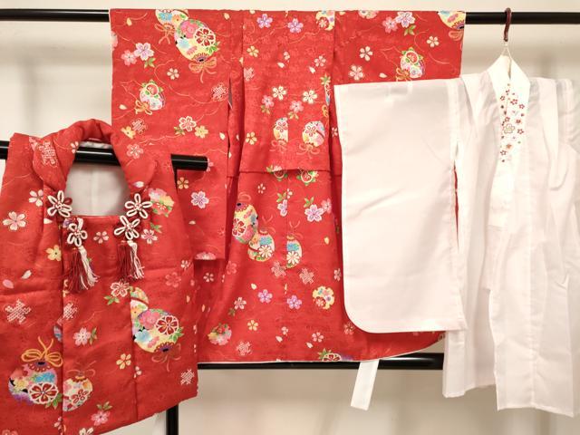 ■■■　サイズ　■■■ 【祝着】 身丈 81cm（肩から） 裄丈 39.5cm（肩上げ　3cm） 袖丈 56cm　縫込み 3cm 袖幅 26cm 前幅 15.5cm 後幅 20.5cm 着物縫いこみ 内揚げ 0cm （腰上げ　6.5cm） 裄 お袖側 約2cm　身頃側 約1cm 【被布】 身丈 53.5cm（肩から） 裄丈 13.5cm（肩上げ　2cm） 【長襦袢】 身丈 70.5cm（肩から） 裄丈 39cm（肩上げ　3cm） 袖丈 55cm　縫込み 2cm 袖幅 25.5cm 前幅 16cm 後幅 19.5cm 着物縫いこみ 内揚げ 0cm （腰上げ　0cm） 裄 お袖側 約1cm　身頃側 約1cm ■■■　商品詳細　■■■ 着物【表地：正絹・裏地：化繊・重ね衿：取り外し可能】の 状態は接写画像のように左袖後に薄い汚れがございますが その他特に目立ったシミ汚れなどもなく大変良い状態です。 被布【表地：正絹・裏地：化繊】の 状態は接写画像のようにホック部分に劣化、裏地に薄い汚れがございますが その他表地は特に目立ったシミ汚れなどもなく大変良い状態です。 長襦袢【化繊】の状態は接写画像のように両袖前後・裏地に薄い汚れがございますが その他特に目立ったシミ汚れなどもなく大変良い状態です。 大変上質な逸品になります。 お安く出品致しますので、是非この機会にいかがでしょうか？ ■■■　注意事項　■■■ ■モニター発色の具合により色合いが異なる場合がございます。 ■寸法は多少の誤差が生じる場合がございますのでご了承ください。 ■縫込みの長さが左右非対称の場合は短い部分を記載しております。 左右非対称であってもご返品・お値引き等の保証は出来かねますので、ご了承の上ご購入をお願い致します。 ■シミ等のチェックには注意を払っておりますが、見落としがある場合もございますし、個人の見解も様々ですので神経質な方のご購入はお控えください。 ■箪笥に入っておりました着物や帯なので畳みシワや匂いがあるものもございます。 ■お休みは基本的に土日祝となりますが、その他臨時でお休みする場合がございますのでご了承ください。 ■商品の発送は平日のみの発送となります。 ■夜間と土曜、日曜日はお問い合わせの回答が遅れる場合がございます。 ■当店では、お直し、紋入れ、お手入れ等は承っておりません。 ■生地の状態（ヤケ、経年劣化等）によってはサイズ直しが出来ない場合がございます。 その点もどうかご了承のうえ、ご購入をお願いいたします。 ■弊社で取り扱う商品は一点ものにつき、時期や在庫状況に応じて金額が変更となる場合がございます。 ■検針は行っておりません。予めご了承いただきますようお願いいたします。 ■【洗える着物】と記載のある商品におきましては、商品お届け後に洗濯を行ってしまってからのご返品にはご対応しかねます。 念の為、専門店でのお手入れをお願いいたします。 ■写真に写っている物が全てになります。それ以外の付属品はございませんのでご了承ください。 ■着物のサイズ目安は下記を参考ください↓ ＜女性着物＞　お端折り次第で＋5cm　－1cmが着用可能サイズ 　例）身丈170cmの場合、身長160cm～175cm ＜男性着物＞　身丈＋約25cm～27cm程が適応身長 　例）身丈155cmの場合、身長180～182cm