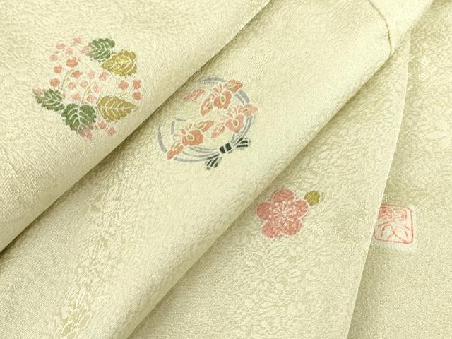 ■■■　サイズ　■■■ 身丈 150cm（肩から） 裄丈 64cm 袖丈 47cm　縫込み 5cm 袖幅 32.5cm 前幅 25cm 後幅 30cm 着物縫いこみ 内揚げ 6cm 裄 お袖側 約1cm　身頃側 約2.5cm ■■■　商品詳細　■■■ 【正絹】 状態は接写画像のように衿裏・袖口に薄い汚れがございますが その他特に目立ったシミ汚れなどもなく大変良い状態です。 大変上質な逸品になります。 お安く出品致しますので、是非この機会にいかがでしょうか？ ■■■　注意事項　■■■ ■モニター発色の具合により色合いが異なる場合がございます。 ■寸法は多少の誤差が生じる場合がございますのでご了承ください。 ■縫込みの長さが左右非対称の場合は短い部分を記載しております。 左右非対称であってもご返品・お値引き等の保証は出来かねますので、ご了承の上ご購入をお願い致します。 ■シミ等のチェックには注意を払っておりますが、見落としがある場合もございますし、個人の見解も様々ですので神経質な方のご購入はお控えください。 ■箪笥に入っておりました着物や帯なので畳みシワや匂いがあるものもございます。 ■お休みは基本的に土日祝となりますが、その他臨時でお休みする場合がございますのでご了承ください。 ■商品の発送は平日のみの発送となります。 ■夜間と土曜、日曜日はお問い合わせの回答が遅れる場合がございます。 ■当店では、お直し、紋入れ、お手入れ等は承っておりません。 ■生地の状態（ヤケ、経年劣化等）によってはサイズ直しが出来ない場合がございます。 その点もどうかご了承のうえ、ご購入をお願いいたします。 ■弊社で取り扱う商品は一点ものにつき、時期や在庫状況に応じて金額が変更となる場合がございます。 ■検針は行っておりません。予めご了承いただきますようお願いいたします。 ■【洗える着物】と記載のある商品におきましては、商品お届け後に洗濯を行ってしまってからのご返品にはご対応しかねます。 念の為、専門店でのお手入れをお願いいたします。 ■写真に写っている物が全てになります。それ以外の付属品はございませんのでご了承ください。 ■着物のサイズ目安は下記を参考ください↓ ＜女性着物＞　お端折り次第で＋5cm　－1cmが着用可能サイズ 　例）身丈170cmの場合、身長160cm～175cm ＜男性着物＞　身丈＋約25cm～27cm程が適応身長 　例）身丈155cmの場合、身長180～182cm
