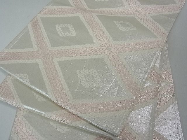 ■■■　サイズ　■■■ 長さ 424cm 幅 30cm程 ■■■　商品詳細　■■■ 【正絹・未仕立て】 状態は接写画像のように 太鼓上部・裏地に薄い汚れがございますが その他特に目立ったシミ汚れなどもなく大変良い状態です。 大変上質な逸品になります。 お安く出品致しますので、是非この機会にいかがでしょうか？ ■■■　注意事項　■■■ ■モニター発色の具合により色合いが異なる場合がございます。 ■寸法は多少の誤差が生じる場合がございますのでご了承ください。 ■縫込みの長さが左右非対称の場合は短い部分を記載しております。 左右非対称であってもご返品・お値引き等の保証は出来かねますので、ご了承の上ご購入をお願い致します。 ■シミ等のチェックには注意を払っておりますが、見落としがある場合もございますし、個人の見解も様々ですので神経質な方のご購入はお控えください。 ■箪笥に入っておりました着物や帯なので畳みシワや匂いがあるものもございます。 ■お休みは基本的に土日祝となりますが、その他臨時でお休みする場合がございますのでご了承ください。 ■商品の発送は平日のみの発送となります。 ■夜間と土曜、日曜日はお問い合わせの回答が遅れる場合がございます。 ■当店では、お直し、紋入れ、お手入れ等は承っておりません。 ■生地の状態（ヤケ、経年劣化等）によってはサイズ直しが出来ない場合がございます。 その点もどうかご了承のうえ、ご購入をお願いいたします。 ■弊社で取り扱う商品は一点ものにつき、時期や在庫状況に応じて金額が変更となる場合がございます。 ■検針は行っておりません。予めご了承いただきますようお願いいたします。 ■【洗える着物】と記載のある商品におきましては、商品お届け後に洗濯を行ってしまってからのご返品にはご対応しかねます。 念の為、専門店でのお手入れをお願いいたします。 ■着物のサイズ目安は下記を参考ください↓ ＜女性着物＞　お端折り次第で＋5cm　−1cmが着用可能サイズ 　例）身丈170cmの場合、身長160cm〜175cm ＜男性着物＞　身丈＋約25cm〜27cm程が適応身長 　例）身丈155cmの場合、身長180〜182cm