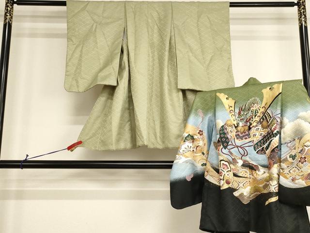 ■■■　サイズ　■■■ 【祝着】 身丈 72cm（肩から） 裄丈 38cm（肩上げ　5.5cm） 袖丈 45.5cm　縫込み 3.5cm 袖幅 27cm 前幅 19cm 後幅 23cm 着物縫いこみ 内揚げ 0cm （腰上げ　0cm） 裄 お袖側 約3cm　身頃側 約1.5cm 【羽織】 身丈 58.5cm（肩から） 裄丈 41cm（肩上げ　4.5cm） 袖丈 47cm　縫込み 4.5cm 袖幅 27cm 前幅 19cm 後幅 23.5cm （腰上げ　0cm） 裄 お袖側 約2.5cm　身頃側 約1.5cm ■■■　商品詳細　■■■ 着物【化繊】・羽織【化繊】のいずれも 状態は特に目立ったシミ汚れなどもなく大変良い状態です。 お安く出品致しますので、是非この機会にいかがでしょうか？ ※若干たたみシワがございます。 ■■■　注意事項　■■■ ■モニター発色の具合により色合いが異なる場合がございます。 ■寸法は多少の誤差が生じる場合がございますのでご了承ください。 ■縫込みの長さが左右非対称の場合は短い部分を記載しております。 左右非対称であってもご返品・お値引き等の保証は出来かねますので、ご了承の上ご購入をお願い致します。 ■シミ等のチェックには注意を払っておりますが、見落としがある場合もございますし、個人の見解も様々ですので神経質な方のご購入はお控えください。 ■箪笥に入っておりました着物や帯なので畳みシワや匂いがあるものもございます。 ■お休みは基本的に土日祝となりますが、その他臨時でお休みする場合がございますのでご了承ください。 ■商品の発送は平日のみの発送となります。 ■夜間と土曜、日曜日はお問い合わせの回答が遅れる場合がございます。 ■当店では、お直し、紋入れ、お手入れ等は承っておりません。 ■生地の状態（ヤケ、経年劣化等）によってはサイズ直しが出来ない場合がございます。 その点もどうかご了承のうえ、ご購入をお願いいたします。 ■弊社で取り扱う商品は一点ものにつき、時期や在庫状況に応じて金額が変更となる場合がございます。 ■検針は行っておりません。予めご了承いただきますようお願いいたします。 ■【洗える着物】と記載のある商品におきましては、商品お届け後に洗濯を行ってしまってからのご返品にはご対応しかねます。 念の為、専門店でのお手入れをお願いいたします。 ■写真に写っている物が全てになります。それ以外の付属品はございませんのでご了承ください。 ■着物のサイズ目安は下記を参考ください↓ ＜女性着物＞　お端折り次第で＋5cm　－1cmが着用可能サイズ 　例）身丈170cmの場合、身長160cm～175cm ＜男性着物＞　身丈＋約25cm～27cm程が適応身長 　例）身丈155cmの場合、身長180～182cm
