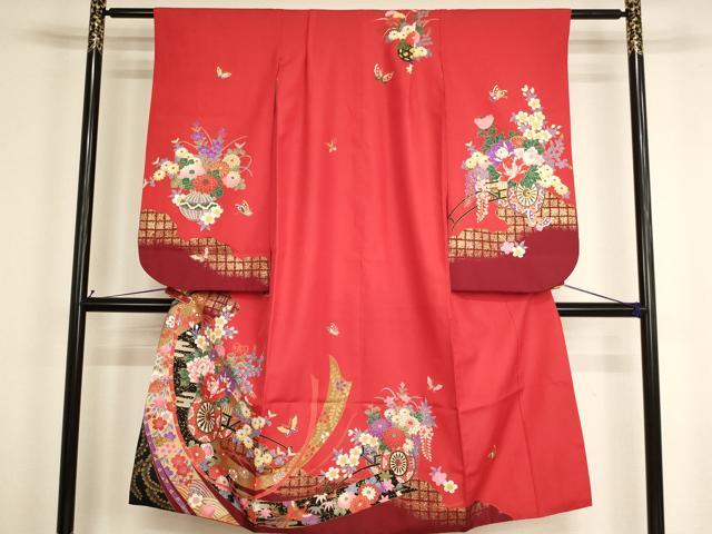 ■■■　サイズ　■■■ 【祝着】 身丈 133cm（肩から） 裄丈 53cm（肩上げ　2cm） 袖丈 75cm　縫込み 2.5cm 袖幅 32.5cm 前幅 18cm 後幅 24.5cm 着物縫いこみ 内揚げ 0cm （腰上げ　0cm） 裄 お袖側 約2cm　身頃側 約1cm ■■■　商品詳細　■■■ 着物【化繊】の状態は接写画像のように両袖・上前に汚れがございますが その他特に目立ったシミ汚れなどもなく大変良い状態です。 お安く出品致しますので、是非この機会にいかがでしょうか？ ■■■　注意事項　■■■ ■モニター発色の具合により色合いが異なる場合がございます。 ■寸法は多少の誤差が生じる場合がございますのでご了承ください。 ■縫込みの長さが左右非対称の場合は短い部分を記載しております。 左右非対称であってもご返品・お値引き等の保証は出来かねますので、ご了承の上ご購入をお願い致します。 ■シミ等のチェックには注意を払っておりますが、見落としがある場合もございますし、個人の見解も様々ですので神経質な方のご購入はお控えください。 ■箪笥に入っておりました着物や帯なので畳みシワや匂いがあるものもございます。 ■お休みは基本的に土日祝となりますが、その他臨時でお休みする場合がございますのでご了承ください。 ■商品の発送は平日のみの発送となります。 ■夜間と土曜、日曜日はお問い合わせの回答が遅れる場合がございます。 ■当店では、お直し、紋入れ、お手入れ等は承っておりません。 ■生地の状態（ヤケ、経年劣化等）によってはサイズ直しが出来ない場合がございます。 その点もどうかご了承のうえ、ご購入をお願いいたします。 ■弊社で取り扱う商品は一点ものにつき、時期や在庫状況に応じて金額が変更となる場合がございます。 ■検針は行っておりません。予めご了承いただきますようお願いいたします。 ■【洗える着物】と記載のある商品におきましては、商品お届け後に洗濯を行ってしまってからのご返品にはご対応しかねます。 念の為、専門店でのお手入れをお願いいたします。 ■写真に写っている物が全てになります。それ以外の付属品はございませんのでご了承ください。 ■着物のサイズ目安は下記を参考ください↓ ＜女性着物＞　お端折り次第で＋5cm　－1cmが着用可能サイズ 　例）身丈170cmの場合、身長160cm～175cm ＜男性着物＞　身丈＋約25cm～27cm程が適応身長 　例）身丈155cmの場合、身長180～182cm