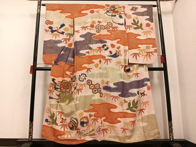 ■■■　サイズ　■■■ 身丈 151.5cm（肩から） 裄丈 62cm 袖丈 73cm　縫込み 6cm 袖幅 32cm 前幅 23cm 後幅 29cm 着物縫いこみ 内揚げ 0cm 裄 お袖側 約1cm　身頃側 約0cm ■■■　商品詳細　■■■ 【正絹】 状態は接写画像のように上前おくみに穴、袖口・八掛・表地に薄い汚れがございますが その他特に目立ったシミ汚れなどもなく大変良い状態です。 大変上質な逸品になります。 お安く出品致しますので、是非この機会にいかがでしょうか？ ※大正ロマンなレトロ品です。 和モダン・レトロ感をお楽しみください。 アンティークになりますので お品物の状態の感じ方には個人差がございます。 ご理解の上でのご入札をお願い致します。 ■■■　注意事項　■■■ ■モニター発色の具合により色合いが異なる場合がございます。 ■寸法は多少の誤差が生じる場合がございますのでご了承ください。 ■縫込みの長さが左右非対称の場合は短い部分を記載しております。 左右非対称であってもご返品・お値引き等の保証は出来かねますので、ご了承の上ご購入をお願い致します。 ■シミ等のチェックには注意を払っておりますが、見落としがある場合もございますし、個人の見解も様々ですので神経質な方のご購入はお控えください。 ■箪笥に入っておりました着物や帯なので畳みシワや匂いがあるものもございます。 ■お休みは基本的に土日祝となりますが、その他臨時でお休みする場合がございますのでご了承ください。 ■商品の発送は平日のみの発送となります。 ■夜間と土曜、日曜日はお問い合わせの回答が遅れる場合がございます。 ■当店では、お直し、紋入れ、お手入れ等は承っておりません。 ■生地の状態（ヤケ、経年劣化等）によってはサイズ直しが出来ない場合がございます。 その点もどうかご了承のうえ、ご購入をお願いいたします。 ■弊社で取り扱う商品は一点ものにつき、時期や在庫状況に応じて金額が変更となる場合がございます。 ■検針は行っておりません。予めご了承いただきますようお願いいたします。 ■【洗える着物】と記載のある商品におきましては、商品お届け後に洗濯を行ってしまってからのご返品にはご対応しかねます。 念の為、専門店でのお手入れをお願いいたします。 ■写真に写っている物が全てになります。それ以外の付属品はございませんのでご了承ください。 ■着物のサイズ目安は下記を参考ください↓ ＜女性着物＞　お端折り次第で＋5cm　－1cmが着用可能サイズ 　例）身丈170cmの場合、身長160cm～175cm ＜男性着物＞　身丈＋約25cm～27cm程が適応身長 　例）身丈155cmの場合、身長180～182cm