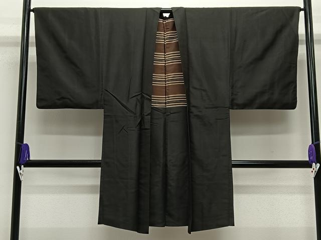 ■■■　サイズ　■■■ 身丈 105cm（肩から） 裄丈 65cm 袖丈 52cm　縫込み 5cm 袖幅 33cm 前幅 18.5cm 後幅 30cm 裄 お袖側 約1cm　身頃側 約0cm ■■■　商品詳細　■■■ 【正絹】 状態は接写画像のように表地所々に汚れがございます。 大変上質な逸品になりますのでぜひお手入れをされてお召しになられてはいかがでしょうか。お安く出品致しますので、是非この機会にいかがでしょうか？ ■■■　注意事項　■■■ ■モニター発色の具合により色合いが異なる場合がございます。 ■寸法は多少の誤差が生じる場合がございますのでご了承ください。 ■縫込みの長さが左右非対称の場合は短い部分を記載しております。 左右非対称であってもご返品・お値引き等の保証は出来かねますので、ご了承の上ご購入をお願い致します。 ■シミ等のチェックには注意を払っておりますが、見落としがある場合もございますし、個人の見解も様々ですので神経質な方のご購入はお控えください。 ■箪笥に入っておりました着物や帯なので畳みシワや匂いがあるものもございます。 ■お休みは基本的に土日祝となりますが、その他臨時でお休みする場合がございますのでご了承ください。 ■商品の発送は平日のみの発送となります。 ■夜間と土曜、日曜日はお問い合わせの回答が遅れる場合がございます。 ■当店では、お直し、紋入れ、お手入れ等は承っておりません。 ■生地の状態（ヤケ、経年劣化等）によってはサイズ直しが出来ない場合がございます。 その点もどうかご了承のうえ、ご購入をお願いいたします。 ■弊社で取り扱う商品は一点ものにつき、時期や在庫状況に応じて金額が変更となる場合がございます。 ■検針は行っておりません。予めご了承いただきますようお願いいたします。 ■【洗える着物】と記載のある商品におきましては、商品お届け後に洗濯を行ってしまってからのご返品にはご対応しかねます。 念の為、専門店でのお手入れをお願いいたします。 ■写真に写っている物が全てになります。それ以外の付属品はございませんのでご了承ください。 ■着物のサイズ目安は下記を参考ください↓ ＜女性着物＞　お端折り次第で＋5cm　－1cmが着用可能サイズ 　例）身丈170cmの場合、身長160cm～175cm ＜男性着物＞　身丈＋約25cm～27cm程が適応身長 　例）身丈155cmの場合、身長180～182cm
