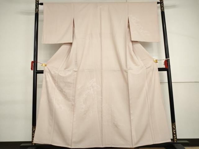 ■■■　サイズ　■■■ 身丈 156cm（肩から） 裄丈 64cm 袖丈 50cm　縫込み 3.5cm 袖幅 33cm 前幅 22.5cm 後幅 29.5cm 着物縫いこみ 内揚げ 3.5cm 裄 お袖側 約1cm　身頃側 約2cm ■■■　商品詳細　■■■ 【正絹・一つ紋】 状態は接写画像のように右袖前に薄い汚れがございますが その他特に目立ったシミ汚れなどもなく大変良い状態です。 大変上質な逸品になります。 お安く出品致しますので、是非この機会にいかがでしょうか？ ■■■　注意事項　■■■ ■モニター発色の具合により色合いが異なる場合がございます。 ■寸法は多少の誤差が生じる場合がございますのでご了承ください。 ■縫込みの長さが左右非対称の場合は短い部分を記載しております。 左右非対称であってもご返品・お値引き等の保証は出来かねますので、ご了承の上ご購入をお願い致します。 ■シミ等のチェックには注意を払っておりますが、見落としがある場合もございますし、個人の見解も様々ですので神経質な方のご購入はお控えください。 ■箪笥に入っておりました着物や帯なので畳みシワや匂いがあるものもございます。 ■お休みは基本的に土日祝となりますが、その他臨時でお休みする場合がございますのでご了承ください。 ■商品の発送は平日のみの発送となります。 ■夜間と土曜、日曜日はお問い合わせの回答が遅れる場合がございます。 ■当店では、お直し、紋入れ、お手入れ等は承っておりません。 ■生地の状態（ヤケ、経年劣化等）によってはサイズ直しが出来ない場合がございます。 その点もどうかご了承のうえ、ご購入をお願いいたします。 ■弊社で取り扱う商品は一点ものにつき、時期や在庫状況に応じて金額が変更となる場合がございます。 ■検針は行っておりません。予めご了承いただきますようお願いいたします。 ■【洗える着物】と記載のある商品におきましては、商品お届け後に洗濯を行ってしまってからのご返品にはご対応しかねます。 念の為、専門店でのお手入れをお願いいたします。 ■写真に写っている物が全てになります。それ以外の付属品はございませんのでご了承ください。 ■着物のサイズ目安は下記を参考ください↓ ＜女性着物＞　お端折り次第で＋5cm　－1cmが着用可能サイズ 　例）身丈170cmの場合、身長160cm～175cm ＜男性着物＞　身丈＋約25cm～27cm程が適応身長 　例）身丈155cmの場合、身長180～182cm