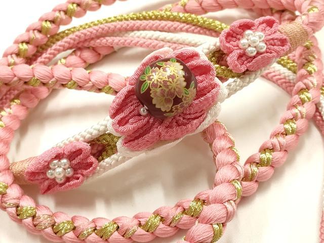 ■■■　サイズ　■■■ 長さ　約155cm（房を除く） ■■■　商品詳細　■■■ 【正絹・未使用】 状態は特に目立ったシミ汚れなどもなく大変良い状態です。 大変上質な逸品になります。 お安く出品致しますので、是非この機会にいかがでしょうか？ ■■■　注意事項　■■■ ■モニター発色の具合により色合いが異なる場合がございます。 ■寸法は多少の誤差が生じる場合がございますのでご了承ください。 ■縫込みの長さが左右非対称の場合は短い部分を記載しております。 左右非対称であってもご返品・お値引き等の保証は出来かねますので、ご了承の上ご購入をお願い致します。 ■シミ等のチェックには注意を払っておりますが、見落としがある場合もございますし、個人の見解も様々ですので神経質な方のご購入はお控えください。 ■箪笥に入っておりました着物や帯なので畳みシワや匂いがあるものもございます。 ■お休みは基本的に土日祝となりますが、その他臨時でお休みする場合がございますのでご了承ください。 ■商品の発送は平日のみの発送となります。 ■夜間と土曜、日曜日はお問い合わせの回答が遅れる場合がございます。 ■当店では、お直し、紋入れ、お手入れ等は承っておりません。 ■生地の状態（ヤケ、経年劣化等）によってはサイズ直しが出来ない場合がございます。 その点もどうかご了承のうえ、ご購入をお願いいたします。 ■弊社で取り扱う商品は一点ものにつき、時期や在庫状況に応じて金額が変更となる場合がございます。 ■検針は行っておりません。予めご了承いただきますようお願いいたします。 ■【洗える着物】と記載のある商品におきましては、商品お届け後に洗濯を行ってしまってからのご返品にはご対応しかねます。 念の為、専門店でのお手入れをお願いいたします。 ■写真に写っている物が全てになります。それ以外の付属品はございませんのでご了承ください。 ■着物のサイズ目安は下記を参考ください↓ ＜女性着物＞　お端折り次第で＋5cm　－1cmが着用可能サイズ 　例）身丈170cmの場合、身長160cm～175cm ＜男性着物＞　身丈＋約25cm～27cm程が適応身長 　例）身丈155cmの場合、身長180～182cm