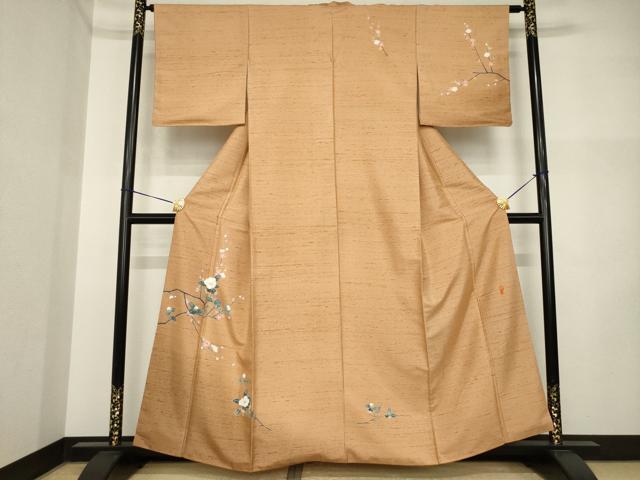 ■■■　サイズ　■■■ 身丈 157cm（肩から） 裄丈 63cm 袖丈 46cm　縫込み 5cm 袖幅 33cm 前幅 22cm 後幅 29cm 着物縫いこみ 内揚げ 6cm 裄 お袖側 約3cm　身頃側 約5cm ■■■　商品詳細　■■■ 【正絹】 状態は接写画像のように白場にアク、八掛に薄い汚れがございますが その他特に目立ったシミ汚れなどもなく大変良い状態です。 石川県の白峰村で生産されている牛首紬(うしくびつむぎ)は、 日本三大紬のなかで最も生産量が少ない織物です。 牛首紬は二匹の蚕が偶然作りだす玉繭を直接手で引き出して一本の糸にしていく 「のべ引き」という工程によって味わいのある節、美しい艶、滑らかな手触りが生まれます。 玉繭から引き出した太くしっかりとした糸によって堅牢度が高くなり、 別名「釘抜き紬」とも称されます。 複雑に絡み合った玉繭から一本の糸を作るには高度な熟練の技が要求され、 それこそが牛首紬の独自性を守っているのです。 また、牛首紬の特徴は 玉繭から手挽きする玉糸づくりと糸づくりから織りまでの 合計20にもわたる工程を一貫作業で生産していることです。 職人の手の温もりをたっぷりと含んで、 しなやかさとハリのある上質な地風が生まれます。 大変上質な逸品になります。 お安く出品致しますので、是非この機会にいかがでしょうか？ ■■■　注意事項　■■■ ■モニター発色の具合により色合いが異なる場合がございます。 ■寸法は多少の誤差が生じる場合がございますのでご了承ください。 ■縫込みの長さが左右非対称の場合は短い部分を記載しております。 左右非対称であってもご返品・お値引き等の保証は出来かねますので、ご了承の上ご購入をお願い致します。 ■シミ等のチェックには注意を払っておりますが、見落としがある場合もございますし、個人の見解も様々ですので神経質な方のご購入はお控えください。 ■箪笥に入っておりました着物や帯なので畳みシワや匂いがあるものもございます。 ■お休みは基本的に土日祝となりますが、その他臨時でお休みする場合がございますのでご了承ください。 ■商品の発送は平日のみの発送となります。 ■夜間と土曜、日曜日はお問い合わせの回答が遅れる場合がございます。 ■当店では、お直し、紋入れ、お手入れ等は承っておりません。 ■生地の状態（ヤケ、経年劣化等）によってはサイズ直しが出来ない場合がございます。 その点もどうかご了承のうえ、ご購入をお願いいたします。 ■弊社で取り扱う商品は一点ものにつき、時期や在庫状況に応じて金額が変更となる場合がございます。 ■検針は行っておりません。予めご了承いただきますようお願いいたします。 ■【洗える着物】と記載のある商品におきましては、商品お届け後に洗濯を行ってしまってからのご返品にはご対応しかねます。 念の為、専門店でのお手入れをお願いいたします。 ■写真に写っている物が全てになります。それ以外の付属品はございませんのでご了承ください。 ■着物のサイズ目安は下記を参考ください↓ ＜女性着物＞　お端折り次第で＋5cm　－1cmが着用可能サイズ 　例）身丈170cmの場合、身長160cm～175cm ＜男性着物＞　身丈＋約25cm～27cm程が適応身長 　例）身丈155cmの場合、身長180～182cm