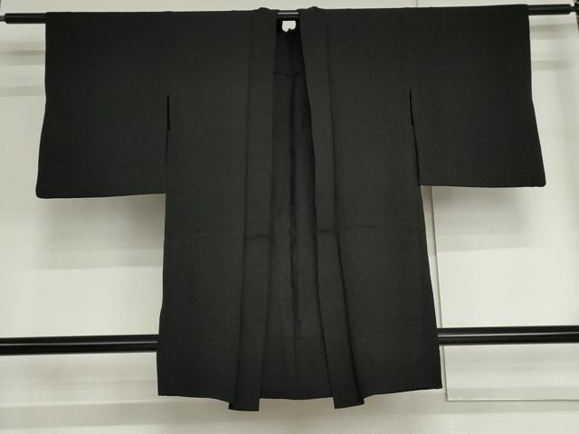 ■■■　サイズ　■■■ 身丈 89.5cm（肩から） 裄丈 58.5cm 袖丈 45.5cm　縫込み 9cm 袖幅 29.5cm 前幅 17.5cm 後幅 27.5cm 裄 お袖側 約0cm　身頃側 約0cm ■■■　商品詳細　■■■ 【正絹】 状態は特に目立ったシミ汚れなどもなく大変良い状態です。 大変上質な逸品になります。 お安く出品致しますので、是非この機会にいかがでしょうか？ ■■■　注意事項　■■■ ■モニター発色の具合により色合いが異なる場合がございます。 ■寸法は多少の誤差が生じる場合がございますのでご了承ください。 ■縫込みの長さが左右非対称の場合は短い部分を記載しております。 左右非対称であってもご返品・お値引き等の保証は出来かねますので、ご了承の上ご購入をお願い致します。 ■シミ等のチェックには注意を払っておりますが、見落としがある場合もございますし、個人の見解も様々ですので神経質な方のご購入はお控えください。 ■箪笥に入っておりました着物や帯なので畳みシワや匂いがあるものもございます。 ■お休みは基本的に土日祝となりますが、その他臨時でお休みする場合がございますのでご了承ください。 ■商品の発送は平日のみの発送となります。 ■夜間と土曜、日曜日はお問い合わせの回答が遅れる場合がございます。 ■当店では、お直し、紋入れ、お手入れ等は承っておりません。 ■生地の状態（ヤケ、経年劣化等）によってはサイズ直しが出来ない場合がございます。 その点もどうかご了承のうえ、ご購入をお願いいたします。 ■弊社で取り扱う商品は一点ものにつき、時期や在庫状況に応じて金額が変更となる場合がございます。 ■検針は行っておりません。予めご了承いただきますようお願いいたします。 ■【洗える着物】と記載のある商品におきましては、商品お届け後に洗濯を行ってしまってからのご返品にはご対応しかねます。 念の為、専門店でのお手入れをお願いいたします。 ■写真に写っている物が全てになります。それ以外の付属品はございませんのでご了承ください。 ■着物のサイズ目安は下記を参考ください↓ ＜女性着物＞　お端折り次第で＋5cm　－1cmが着用可能サイズ 　例）身丈170cmの場合、身長160cm～175cm ＜男性着物＞　身丈＋約25cm～27cm程が適応身長 　例）身丈155cmの場合、身長180～182cm