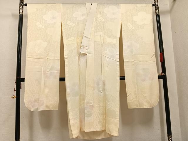 ■■■　サイズ　■■■ 身丈 127cm（肩から） 裄丈 69cm 袖丈 104.5cm　縫込み 8cm 袖幅 33.5cm 前幅 28.5cm 後幅 33cm 着物縫いこみ 内揚げ 3cm 裄 お袖側 約3.5cm　身頃側 約0cm ■■■　商品詳細　■■■ 【正絹】 状態は接写画像のように衿・裏地に薄い汚れがございますが その他特に目立ったシミ汚れなどもなく大変良い状態です。 大変上質な逸品になります。 お安く出品致しますので、是非この機会にいかがでしょうか？ ■■■　注意事項　■■■ ■モニター発色の具合により色合いが異なる場合がございます。 ■寸法は多少の誤差が生じる場合がございますのでご了承ください。 ■縫込みの長さが左右非対称の場合は短い部分を記載しております。 左右非対称であってもご返品・お値引き等の保証は出来かねますので、ご了承の上ご購入をお願い致します。 ■シミ等のチェックには注意を払っておりますが、見落としがある場合もございますし、個人の見解も様々ですので神経質な方のご購入はお控えください。 ■箪笥に入っておりました着物や帯なので畳みシワや匂いがあるものもございます。 ■お休みは基本的に土日祝となりますが、その他臨時でお休みする場合がございますのでご了承ください。 ■商品の発送は平日のみの発送となります。 ■夜間と土曜、日曜日はお問い合わせの回答が遅れる場合がございます。 ■当店では、お直し、紋入れ、お手入れ等は承っておりません。 ■生地の状態（ヤケ、経年劣化等）によってはサイズ直しが出来ない場合がございます。 その点もどうかご了承のうえ、ご購入をお願いいたします。 ■弊社で取り扱う商品は一点ものにつき、時期や在庫状況に応じて金額が変更となる場合がございます。 ■検針は行っておりません。予めご了承いただきますようお願いいたします。 ■【洗える着物】と記載のある商品におきましては、商品お届け後に洗濯を行ってしまってからのご返品にはご対応しかねます。 念の為、専門店でのお手入れをお願いいたします。 ■写真に写っている物が全てになります。それ以外の付属品はございませんのでご了承ください。 ■着物のサイズ目安は下記を参考ください↓ ＜女性着物＞　お端折り次第で＋5cm　－1cmが着用可能サイズ 　例）身丈170cmの場合、身長160cm～175cm ＜男性着物＞　身丈＋約25cm～27cm程が適応身長 　例）身丈155cmの場合、身長180～182cm