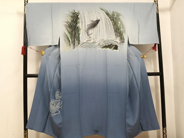 ■■■　サイズ　■■■ 身丈 139.5cm（肩から） 裄丈 72cm 袖丈 46cm　縫込み 8cm 袖幅 36cm 前幅 32cm 後幅 36cm 着物縫いこみ 内揚げ 1cm 裄 お袖側 約0cm　身頃側 約0cm ■■■　商品詳細　■■■ 【正絹】 状態は接写画像のように上前おくみ・後身頃・袖口・裏地に薄い汚れがございますが その他特に目立ったシミ汚れなどもなく大変良い状態です。 大変上質な逸品になります。 お安く出品致しますので、是非この機会にいかがでしょうか？ ■■■　注意事項　■■■ ■モニター発色の具合により色合いが異なる場合がございます。 ■寸法は多少の誤差が生じる場合がございますのでご了承ください。 ■縫込みの長さが左右非対称の場合は短い部分を記載しております。 左右非対称であってもご返品・お値引き等の保証は出来かねますので、ご了承の上ご購入をお願い致します。 ■シミ等のチェックには注意を払っておりますが、見落としがある場合もございますし、個人の見解も様々ですので神経質な方のご購入はお控えください。 ■箪笥に入っておりました着物や帯なので畳みシワや匂いがあるものもございます。 ■お休みは基本的に土日祝となりますが、その他臨時でお休みする場合がございますのでご了承ください。 ■商品の発送は平日のみの発送となります。 ■夜間と土曜、日曜日はお問い合わせの回答が遅れる場合がございます。 ■当店では、お直し、紋入れ、お手入れ等は承っておりません。 ■生地の状態（ヤケ、経年劣化等）によってはサイズ直しが出来ない場合がございます。 その点もどうかご了承のうえ、ご購入をお願いいたします。 ■弊社で取り扱う商品は一点ものにつき、時期や在庫状況に応じて金額が変更となる場合がございます。 ■検針は行っておりません。予めご了承いただきますようお願いいたします。 ■【洗える着物】と記載のある商品におきましては、商品お届け後に洗濯を行ってしまってからのご返品にはご対応しかねます。 念の為、専門店でのお手入れをお願いいたします。 ■写真に写っている物が全てになります。それ以外の付属品はございませんのでご了承ください。 ■着物のサイズ目安は下記を参考ください↓ ＜女性着物＞　お端折り次第で＋5cm　－1cmが着用可能サイズ 　例）身丈170cmの場合、身長160cm～175cm ＜男性着物＞　身丈＋約25cm～27cm程が適応身長 　例）身丈155cmの場合、身長180～182cm