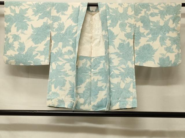 ■■■　サイズ　■■■ 身丈 73.5cm（肩から） 裄丈 63cm 袖丈 45.5cm　縫込み 5.5cm 袖幅 32.5cm 前幅 16cm 後幅 28.5cm 裄 お袖側 約1cm　身頃側 約2cm ■■■　商品詳細　■■■ 【正絹・未使用】 状態は接写画像のように羽裏に薄い汚れがございますが、 その他特に目立ったシミ汚れなどもなく大変良い状態です。 大変上質な逸品になります。 お安く出品致しますので、是非この機会にいかがでしょうか？ ■■■　注意事項　■■■ ■モニター発色の具合により色合いが異なる場合がございます。 ■寸法は多少の誤差が生じる場合がございますのでご了承ください。 ■縫込みの長さが左右非対称の場合は短い部分を記載しております。 左右非対称であってもご返品・お値引き等の保証は出来かねますので、ご了承の上ご購入をお願い致します。 ■シミ等のチェックには注意を払っておりますが、見落としがある場合もございますし、個人の見解も様々ですので神経質な方のご購入はお控えください。 ■箪笥に入っておりました着物や帯なので畳みシワや匂いがあるものもございます。 ■お休みは基本的に土日祝となりますが、その他臨時でお休みする場合がございますのでご了承ください。 ■商品の発送は平日のみの発送となります。 ■夜間と土曜、日曜日はお問い合わせの回答が遅れる場合がございます。 ■当店では、お直し、紋入れ、お手入れ等は承っておりません。 ■生地の状態（ヤケ、経年劣化等）によってはサイズ直しが出来ない場合がございます。 その点もどうかご了承のうえ、ご購入をお願いいたします。 ■弊社で取り扱う商品は一点ものにつき、時期や在庫状況に応じて金額が変更となる場合がございます。 ■検針は行っておりません。予めご了承いただきますようお願いいたします。 ■【洗える着物】と記載のある商品におきましては、商品お届け後に洗濯を行ってしまってからのご返品にはご対応しかねます。 念の為、専門店でのお手入れをお願いいたします。 ■写真に写っている物が全てになります。それ以外の付属品はございませんのでご了承ください。 ■着物のサイズ目安は下記を参考ください↓ ＜女性着物＞　お端折り次第で＋5cm　－1cmが着用可能サイズ 　例）身丈170cmの場合、身長160cm～175cm ＜男性着物＞　身丈＋約25cm～27cm程が適応身長 　例）身丈155cmの場合、身長180～182cm