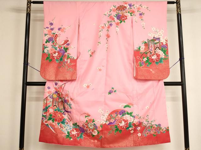 ■■■　サイズ　■■■ 【祝着】 身丈 136cm（肩から） 裄丈 57cm（肩上げ　0cm） 袖丈 75.5cm　縫込み 2.5cm 袖幅 31.5cm 前幅 19cm 後幅 25cm 着物縫いこみ 内揚げ 0cm （腰上げ　0cm） 裄 お袖側 約2cm　身頃側 約1cm ■■■　商品詳細　■■■ 着物【化繊】の状態は特に目立ったシミ汚れなどもなく大変良い状態です。 お安く出品致しますので、是非この機会にいかがでしょうか？ ※若干たたみシワがございます。 ■■■　注意事項　■■■ ■モニター発色の具合により色合いが異なる場合がございます。 ■寸法は多少の誤差が生じる場合がございますのでご了承ください。 ■縫込みの長さが左右非対称の場合は短い部分を記載しております。 左右非対称であってもご返品・お値引き等の保証は出来かねますので、ご了承の上ご購入をお願い致します。 ■シミ等のチェックには注意を払っておりますが、見落としがある場合もございますし、個人の見解も様々ですので神経質な方のご購入はお控えください。 ■箪笥に入っておりました着物や帯なので畳みシワや匂いがあるものもございます。 ■お休みは基本的に土日祝となりますが、その他臨時でお休みする場合がございますのでご了承ください。 ■商品の発送は平日のみの発送となります。 ■夜間と土曜、日曜日はお問い合わせの回答が遅れる場合がございます。 ■当店では、お直し、紋入れ、お手入れ等は承っておりません。 ■生地の状態（ヤケ、経年劣化等）によってはサイズ直しが出来ない場合がございます。 その点もどうかご了承のうえ、ご購入をお願いいたします。 ■弊社で取り扱う商品は一点ものにつき、時期や在庫状況に応じて金額が変更となる場合がございます。 ■検針は行っておりません。予めご了承いただきますようお願いいたします。 ■【洗える着物】と記載のある商品におきましては、商品お届け後に洗濯を行ってしまってからのご返品にはご対応しかねます。 念の為、専門店でのお手入れをお願いいたします。 ■写真に写っている物が全てになります。それ以外の付属品はございませんのでご了承ください。 ■着物のサイズ目安は下記を参考ください↓ ＜女性着物＞　お端折り次第で＋5cm　－1cmが着用可能サイズ 　例）身丈170cmの場合、身長160cm～175cm ＜男性着物＞　身丈＋約25cm～27cm程が適応身長 　例）身丈155cmの場合、身長180～182cm