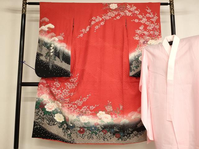 ■■■　サイズ　■■■ 【祝着】 身丈 133.5cm（肩から） 裄丈 55.5cm（肩上げ　0cm） 袖丈 73.5cm　縫込み 2cm 袖幅 31.5cm 前幅 19cm 後幅 25cm 着物縫いこみ 内揚げ 0cm （腰上げ　0cm） 裄 お袖側 約1.5cm　身頃側 約1cm 【長襦袢】 身丈 97.5cm（肩から） 裄丈 53cm（肩上げ　0cm） 袖丈 73.5cm　縫込み 2cm 袖幅 29cm 前幅 18.5cm 後幅 24cm 着物縫いこみ 内揚げ 0cm （腰上げ　0cm） 裄 お袖側 約1cm　身頃側 約0cm ■■■　商品詳細　■■■ 着物【正絹】の状態は接写画像のように肩山に焼けがございますが その他特に目立ったシミ汚れなどもなく大変良い状態です。 長襦袢【化繊】の状態は特に目立ったシミ汚れなどもなく大変良い状態です。 大変上質な逸品になります。 お安く出品致しますので、是非この機会にいかがでしょうか？ ■■■　注意事項　■■■ ■モニター発色の具合により色合いが異なる場合がございます。 ■寸法は多少の誤差が生じる場合がございますのでご了承ください。 ■縫込みの長さが左右非対称の場合は短い部分を記載しております。 左右非対称であってもご返品・お値引き等の保証は出来かねますので、ご了承の上ご購入をお願い致します。 ■シミ等のチェックには注意を払っておりますが、見落としがある場合もございますし、個人の見解も様々ですので神経質な方のご購入はお控えください。 ■箪笥に入っておりました着物や帯なので畳みシワや匂いがあるものもございます。 ■お休みは基本的に土日祝となりますが、その他臨時でお休みする場合がございますのでご了承ください。 ■商品の発送は平日のみの発送となります。 ■夜間と土曜、日曜日はお問い合わせの回答が遅れる場合がございます。 ■当店では、お直し、紋入れ、お手入れ等は承っておりません。 ■生地の状態（ヤケ、経年劣化等）によってはサイズ直しが出来ない場合がございます。 その点もどうかご了承のうえ、ご購入をお願いいたします。 ■弊社で取り扱う商品は一点ものにつき、時期や在庫状況に応じて金額が変更となる場合がございます。 ■検針は行っておりません。予めご了承いただきますようお願いいたします。 ■【洗える着物】と記載のある商品におきましては、商品お届け後に洗濯を行ってしまってからのご返品にはご対応しかねます。 念の為、専門店でのお手入れをお願いいたします。 ■写真に写っている物が全てになります。それ以外の付属品はございませんのでご了承ください。 ■着物のサイズ目安は下記を参考ください↓ ＜女性着物＞　お端折り次第で＋5cm　－1cmが着用可能サイズ 　例）身丈170cmの場合、身長160cm～175cm ＜男性着物＞　身丈＋約25cm～27cm程が適応身長 　例）身丈155cmの場合、身長180～182cm