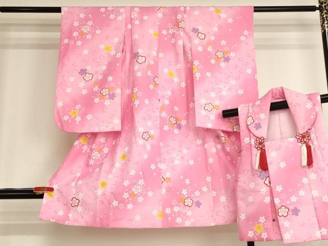 ■■■　サイズ　■■■ 【祝着】 身丈 94cm（肩から） 裄丈 39.5cm（肩上げ　3cm） 袖丈 56cm　縫込み 20cm 袖幅 26cm 前幅 15cm 後幅 19.5cm 着物縫いこみ 内揚げ 0cm （腰上げ　0cm） 裄 お袖側 約1.5cm　身頃側 約1cm 【被布】 身丈 49.5cm（肩から） 裄丈 14cm（肩上げ　1.5cm） ■■■　商品詳細　■■■ 着物【化繊・カラー胴裏：撫子色】の状態は特に目立ったシミ汚れなどもなく大変良い状態です。 被布【化繊】の状態は特に目立ったシミ汚れなどもなく大変良い状態です。 お安く出品致しますので、是非この機会にいかがでしょうか？ ※若干たたみシワがございます。 ■■■　注意事項　■■■ ■モニター発色の具合により色合いが異なる場合がございます。 ■寸法は多少の誤差が生じる場合がございますのでご了承ください。 ■縫込みの長さが左右非対称の場合は短い部分を記載しております。 左右非対称であってもご返品・お値引き等の保証は出来かねますので、ご了承の上ご購入をお願い致します。 ■シミ等のチェックには注意を払っておりますが、見落としがある場合もございますし、個人の見解も様々ですので神経質な方のご購入はお控えください。 ■箪笥に入っておりました着物や帯なので畳みシワや匂いがあるものもございます。 ■お休みは基本的に土日祝となりますが、その他臨時でお休みする場合がございますのでご了承ください。 ■商品の発送は平日のみの発送となります。 ■夜間と土曜、日曜日はお問い合わせの回答が遅れる場合がございます。 ■当店では、お直し、紋入れ、お手入れ等は承っておりません。 ■生地の状態（ヤケ、経年劣化等）によってはサイズ直しが出来ない場合がございます。 その点もどうかご了承のうえ、ご購入をお願いいたします。 ■弊社で取り扱う商品は一点ものにつき、時期や在庫状況に応じて金額が変更となる場合がございます。 ■検針は行っておりません。予めご了承いただきますようお願いいたします。 ■【洗える着物】と記載のある商品におきましては、商品お届け後に洗濯を行ってしまってからのご返品にはご対応しかねます。 念の為、専門店でのお手入れをお願いいたします。 ■写真に写っている物が全てになります。それ以外の付属品はございませんのでご了承ください。 ■着物のサイズ目安は下記を参考ください↓ ＜女性着物＞　お端折り次第で＋5cm　－1cmが着用可能サイズ 　例）身丈170cmの場合、身長160cm～175cm ＜男性着物＞　身丈＋約25cm～27cm程が適応身長 　例）身丈155cmの場合、身長180～182cm