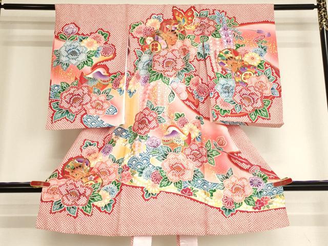 ■■■　サイズ　■■■ 【着物】 身丈 99cm（肩から） 裄丈 47cm 袖丈 56.5cm ■■■　商品詳細　■■■ 産着【正絹、長襦袢：化繊】の状態は特に目立ったシミ汚れなどもなく大変良い状態です。 大変上質な逸品になります。 お安く出品致しますので、是非この機会にいかがでしょうか？ ※長襦袢は着物とセットになっております。 ■■■　注意事項　■■■ ■モニター発色の具合により色合いが異なる場合がございます。 ■寸法は多少の誤差が生じる場合がございますのでご了承ください。 ■縫込みの長さが左右非対称の場合は短い部分を記載しております。 左右非対称であってもご返品・お値引き等の保証は出来かねますので、ご了承の上ご購入をお願い致します。 ■シミ等のチェックには注意を払っておりますが、見落としがある場合もございますし、個人の見解も様々ですので神経質な方のご購入はお控えください。 ■箪笥に入っておりました着物や帯なので畳みシワや匂いがあるものもございます。 ■お休みは基本的に土日祝となりますが、その他臨時でお休みする場合がございますのでご了承ください。 ■商品の発送は平日のみの発送となります。 ■夜間と土曜、日曜日はお問い合わせの回答が遅れる場合がございます。 ■当店では、お直し、紋入れ、お手入れ等は承っておりません。 ■生地の状態（ヤケ、経年劣化等）によってはサイズ直しが出来ない場合がございます。 その点もどうかご了承のうえ、ご購入をお願いいたします。 ■弊社で取り扱う商品は一点ものにつき、時期や在庫状況に応じて金額が変更となる場合がございます。 ■検針は行っておりません。予めご了承いただきますようお願いいたします。 ■【洗える着物】と記載のある商品におきましては、商品お届け後に洗濯を行ってしまってからのご返品にはご対応しかねます。 念の為、専門店でのお手入れをお願いいたします。 ■写真に写っている物が全てになります。それ以外の付属品はございませんのでご了承ください。 ■着物のサイズ目安は下記を参考ください↓ ＜女性着物＞　お端折り次第で＋5cm　－1cmが着用可能サイズ 　例）身丈170cmの場合、身長160cm～175cm ＜男性着物＞　身丈＋約25cm～27cm程が適応身長 　例）身丈155cmの場合、身長180～182cm