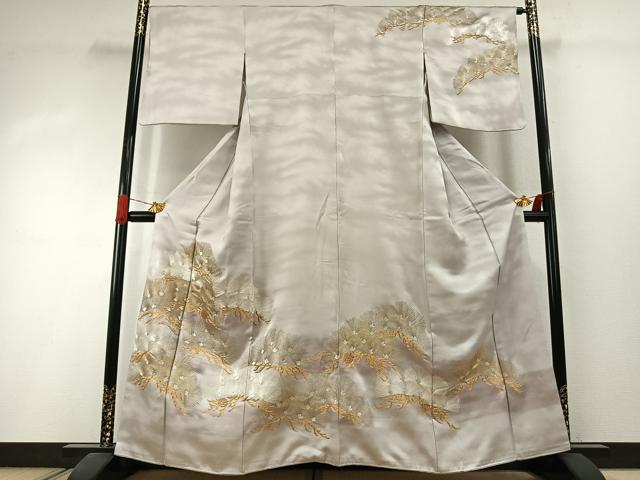 ■■■　サイズ　■■■ 身丈 161cm（肩から） 裄丈 66cm 袖丈 49cm　縫込み 7cm 袖幅 33cm 前幅 24.5cm 後幅 31cm 着物縫いこみ 内揚げ 9cm 裄 お袖側 約3cm　身頃側 約2cm ■■■　商品詳細　■■■ 【正絹・一つ紋】 状態は接写画像のように八掛・衿山に薄い汚れがございますが その他特に目立ったシミ汚れなどもなく大変良い状態です。 大変上質な逸品になります。 お安く出品致しますので、是非この機会にいかがでしょうか？ ■■■　注意事項　■■■ ■モニター発色の具合により色合いが異なる場合がございます。 ■寸法は多少の誤差が生じる場合がございますのでご了承ください。 ■縫込みの長さが左右非対称の場合は短い部分を記載しております。 左右非対称であってもご返品・お値引き等の保証は出来かねますので、ご了承の上ご購入をお願い致します。 ■シミ等のチェックには注意を払っておりますが、見落としがある場合もございますし、個人の見解も様々ですので神経質な方のご購入はお控えください。 ■箪笥に入っておりました着物や帯なので畳みシワや匂いがあるものもございます。 ■お休みは基本的に土日祝となりますが、その他臨時でお休みする場合がございますのでご了承ください。 ■商品の発送は平日のみの発送となります。 ■夜間と土曜、日曜日はお問い合わせの回答が遅れる場合がございます。 ■当店では、お直し、紋入れ、お手入れ等は承っておりません。 ■生地の状態（ヤケ、経年劣化等）によってはサイズ直しが出来ない場合がございます。 その点もどうかご了承のうえ、ご購入をお願いいたします。 ■弊社で取り扱う商品は一点ものにつき、時期や在庫状況に応じて金額が変更となる場合がございます。 ■検針は行っておりません。予めご了承いただきますようお願いいたします。 ■【洗える着物】と記載のある商品におきましては、商品お届け後に洗濯を行ってしまってからのご返品にはご対応しかねます。 念の為、専門店でのお手入れをお願いいたします。 ■写真に写っている物が全てになります。それ以外の付属品はございませんのでご了承ください。 ■着物のサイズ目安は下記を参考ください↓ ＜女性着物＞　お端折り次第で＋5cm　－1cmが着用可能サイズ 　例）身丈170cmの場合、身長160cm～175cm ＜男性着物＞　身丈＋約25cm～27cm程が適応身長 　例）身丈155cmの場合、身長180～182cm