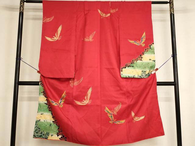 ■■■　サイズ　■■■ 【祝着】 身丈 134cm（肩から） 裄丈 50cm（肩上げ　3cm） 袖丈 74.5cm　縫込み 2.5cm 袖幅 31cm 前幅 18cm 後幅 25cm 着物縫いこみ 内揚げ 0cm （腰上げ　0cm） 裄 お袖側 約2cm　身頃側 約1.5cm ■■■　商品詳細　■■■ 着物【化繊】の状態は接写画像のように肩山・衿に焼けがございますが その他特に目立ったシミ汚れなどもなく大変良い状態です。 初代・斉藤才三郎の長男に生まれる。 染色作家として活躍していた父の影響を受け、同じく「珍粋」に奉公へ。 修業期間を終え、三才染工芸に入社。 二代目として得意先周りをし、技術の研鑽を重ねる。 父の知り合いであった日本画家・加納三楽輝に師事し、 筆運びから植物の写生などデッサンのアドバイスを受ける。 きもの雑誌で「親子創作展」が特集され、 三才のキモノは斬新と女優やモデルから注文が殺到。 「着る人を喜ばすきものづくり」に専念する。 昭和41年同社社長に就任、株式会社三才に社名を変更。 染色作家として新作を発表してきた個展は35回を数え、 大会場でのキモノショーも手がけて成功に導く。 和装の常識を打ち破った配色が「六十(才)地色に二十(才)柄」と業界から批判を浴びたが、 その独創的な色調は市場に受け入れられ、「三才調」と呼ばれるスタイルを確立した。 「上品すぎると野暮、粋すぎると下品」「きものはいきもの」「百線練磨」など 独自のファッション哲学を表す名言も多い。 お安く出品致しますので、是非この機会にいかがでしょうか？ ※若干たたみシワがございます。 ■■■　注意事項　■■■ ■モニター発色の具合により色合いが異なる場合がございます。 ■寸法は多少の誤差が生じる場合がございますのでご了承ください。 ■縫込みの長さが左右非対称の場合は短い部分を記載しております。 左右非対称であってもご返品・お値引き等の保証は出来かねますので、ご了承の上ご購入をお願い致します。 ■シミ等のチェックには注意を払っておりますが、見落としがある場合もございますし、個人の見解も様々ですので神経質な方のご購入はお控えください。 ■箪笥に入っておりました着物や帯なので畳みシワや匂いがあるものもございます。 ■お休みは基本的に土日祝となりますが、その他臨時でお休みする場合がございますのでご了承ください。 ■商品の発送は平日のみの発送となります。 ■夜間と土曜、日曜日はお問い合わせの回答が遅れる場合がございます。 ■当店では、お直し、紋入れ、お手入れ等は承っておりません。 ■生地の状態（ヤケ、経年劣化等）によってはサイズ直しが出来ない場合がございます。 その点もどうかご了承のうえ、ご購入をお願いいたします。 ■弊社で取り扱う商品は一点ものにつき、時期や在庫状況に応じて金額が変更となる場合がございます。 ■検針は行っておりません。予めご了承いただきますようお願いいたします。 ■【洗える着物】と記載のある商品におきましては、商品お届け後に洗濯を行ってしまってからのご返品にはご対応しかねます。 念の為、専門店でのお手入れをお願いいたします。 ■写真に写っている物が全てになります。それ以外の付属品はございませんのでご了承ください。 ■着物のサイズ目安は下記を参考ください↓ ＜女性着物＞　お端折り次第で＋5cm　－1cmが着用可能サイズ 　例）身丈170cmの場合、身長160cm～175cm ＜男性着物＞　身丈＋約25cm～27cm程が適応身長 　例）身丈155cmの場合、身長180～182cm