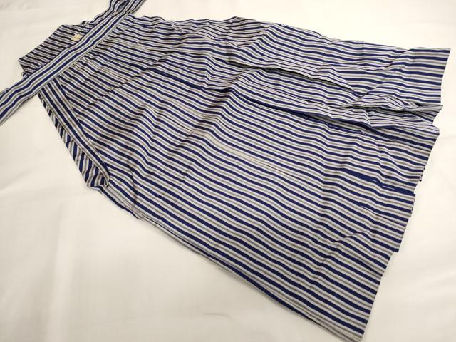 ■■■　サイズ　■■■ 【袴】 紐下　約　58.5cm ■■■　商品詳細　■■■ 袴【化繊】の状態は接写画像のように二の襞に汚れがございますが その他特に目立ったシミ汚れなどもなく大変良い状態です。 お安く出品致しますので、是非この機会にいかがでしょうか？ ※若干たたみシワがございます。 ■■■　注意事項　■■■ ■モニター発色の具合により色合いが異なる場合がございます。 ■寸法は多少の誤差が生じる場合がございますのでご了承ください。 ■縫込みの長さが左右非対称の場合は短い部分を記載しております。 左右非対称であってもご返品・お値引き等の保証は出来かねますので、ご了承の上ご購入をお願い致します。 ■シミ等のチェックには注意を払っておりますが、見落としがある場合もございますし、個人の見解も様々ですので神経質な方のご購入はお控えください。 ■箪笥に入っておりました着物や帯なので畳みシワや匂いがあるものもございます。 ■お休みは基本的に土日祝となりますが、その他臨時でお休みする場合がございますのでご了承ください。 ■商品の発送は平日のみの発送となります。 ■夜間と土曜、日曜日はお問い合わせの回答が遅れる場合がございます。 ■当店では、お直し、紋入れ、お手入れ等は承っておりません。 ■生地の状態（ヤケ、経年劣化等）によってはサイズ直しが出来ない場合がございます。 その点もどうかご了承のうえ、ご購入をお願いいたします。 ■弊社で取り扱う商品は一点ものにつき、時期や在庫状況に応じて金額が変更となる場合がございます。 ■検針は行っておりません。予めご了承いただきますようお願いいたします。 ■【洗える着物】と記載のある商品におきましては、商品お届け後に洗濯を行ってしまってからのご返品にはご対応しかねます。 念の為、専門店でのお手入れをお願いいたします。 ■写真に写っている物が全てになります。それ以外の付属品はございませんのでご了承ください。 ■着物のサイズ目安は下記を参考ください↓ ＜女性着物＞　お端折り次第で＋5cm　－1cmが着用可能サイズ 　例）身丈170cmの場合、身長160cm～175cm ＜男性着物＞　身丈＋約25cm～27cm程が適応身長 　例）身丈155cmの場合、身長180～182cm