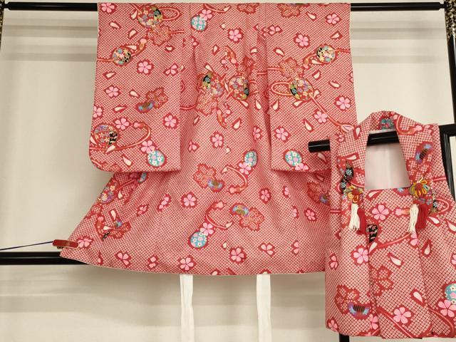 ■■■　サイズ　■■■ 【祝着】 身丈 86cm（肩から） 裄丈 38cm（肩上げ　3.5cm） 袖丈 54.5cm　縫込み 2cm 袖幅 25.5cm 前幅 15.5cm 後幅 20cm 着物縫いこみ 内揚げ 0cm （腰上げ　0cm） 裄 お袖側 約1.5cm　身頃側 約0cm 【被布】 身丈 51cm（肩から） 裄丈 13cm（肩上げ　3cm） ■■■　商品詳細　■■■ 着物【化繊】の状態は接写画像のように胴裏に汚れがございますが その他表地は特に目立ったシミ汚れなどもなく大変良い状態です。 被布【化繊】の状態は特に目立ったシミ汚れなどもなく大変良い状態です。 お安く出品致しますので、是非この機会にいかがでしょうか？ ■■■　注意事項　■■■ ■モニター発色の具合により色合いが異なる場合がございます。 ■寸法は多少の誤差が生じる場合がございますのでご了承ください。 ■縫込みの長さが左右非対称の場合は短い部分を記載しております。 左右非対称であってもご返品・お値引き等の保証は出来かねますので、ご了承の上ご購入をお願い致します。 ■シミ等のチェックには注意を払っておりますが、見落としがある場合もございますし、個人の見解も様々ですので神経質な方のご購入はお控えください。 ■箪笥に入っておりました着物や帯なので畳みシワや匂いがあるものもございます。 ■お休みは基本的に土日祝となりますが、その他臨時でお休みする場合がございますのでご了承ください。 ■商品の発送は平日のみの発送となります。 ■夜間と土曜、日曜日はお問い合わせの回答が遅れる場合がございます。 ■当店では、お直し、紋入れ、お手入れ等は承っておりません。 ■生地の状態（ヤケ、経年劣化等）によってはサイズ直しが出来ない場合がございます。 その点もどうかご了承のうえ、ご購入をお願いいたします。 ■弊社で取り扱う商品は一点ものにつき、時期や在庫状況に応じて金額が変更となる場合がございます。 ■検針は行っておりません。予めご了承いただきますようお願いいたします。 ■【洗える着物】と記載のある商品におきましては、商品お届け後に洗濯を行ってしまってからのご返品にはご対応しかねます。 念の為、専門店でのお手入れをお願いいたします。 ■写真に写っている物が全てになります。それ以外の付属品はございませんのでご了承ください。 ■着物のサイズ目安は下記を参考ください↓ ＜女性着物＞　お端折り次第で＋5cm　－1cmが着用可能サイズ 　例）身丈170cmの場合、身長160cm～175cm ＜男性着物＞　身丈＋約25cm～27cm程が適応身長 　例）身丈155cmの場合、身長180～182cm