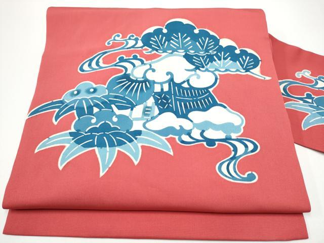 ■■■　サイズ　■■■ 長さ 355cm 幅 31cm程 ■■■　商品詳細　■■■ 【正絹】 状態は接写画像のように 裏地・胴回りに薄い汚れがございますが その他特に目立ったシミ汚れなどもなく大変良い状態です。 大変上質な逸品になります。 お安く出品致しますので、是非この機会にいかがでしょうか？ ■■■　注意事項　■■■ ■モニター発色の具合により色合いが異なる場合がございます。 ■寸法は多少の誤差が生じる場合がございますのでご了承ください。 ■縫込みの長さが左右非対称の場合は短い部分を記載しております。 左右非対称であってもご返品・お値引き等の保証は出来かねますので、ご了承の上ご購入をお願い致します。 ■シミ等のチェックには注意を払っておりますが、見落としがある場合もございますし、個人の見解も様々ですので神経質な方のご購入はお控えください。 ■箪笥に入っておりました着物や帯なので畳みシワや匂いがあるものもございます。 ■お休みは基本的に土日祝となりますが、その他臨時でお休みする場合がございますのでご了承ください。 ■商品の発送は平日のみの発送となります。 ■夜間と土曜、日曜日はお問い合わせの回答が遅れる場合がございます。 ■当店では、お直し、紋入れ、お手入れ等は承っておりません。 ■生地の状態（ヤケ、経年劣化等）によってはサイズ直しが出来ない場合がございます。 その点もどうかご了承のうえ、ご購入をお願いいたします。 ■弊社で取り扱う商品は一点ものにつき、時期や在庫状況に応じて金額が変更となる場合がございます。 ■検針は行っておりません。予めご了承いただきますようお願いいたします。 ■【洗える着物】と記載のある商品におきましては、商品お届け後に洗濯を行ってしまってからのご返品にはご対応しかねます。 念の為、専門店でのお手入れをお願いいたします。 ■写真に写っている物が全てになります。それ以外の付属品はございませんのでご了承ください。 ■着物のサイズ目安は下記を参考ください↓ ＜女性着物＞　お端折り次第で＋5cm　－1cmが着用可能サイズ 　例）身丈170cmの場合、身長160cm～175cm ＜男性着物＞　身丈＋約25cm～27cm程が適応身長 　例）身丈155cmの場合、身長180～182cm