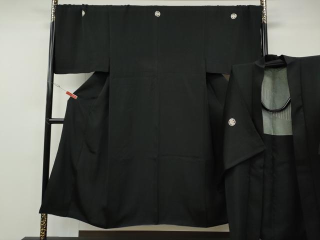 ■■■　サイズ　■■■ 【着物】 身丈 143cm（肩から） 裄丈 72.5cm 袖丈 48cm　縫込み 4cm 袖幅 39cm 前幅 27cm 後幅 31cm 着物縫いこみ 内揚げ 8cm 裄 お袖側 約2cm　身頃側 約0cm 【羽織】 身丈 95cm（肩から） 裄丈 72cm 袖丈 48.5cm　縫込み 5cm 袖幅 38cm 前幅 21.5cm 後幅 31.5cm 裄 お袖側 約3cm　身頃側 約6cm ■■■　商品詳細　■■■ 【正絹・五つ紋・重ね衿：取り外し可能】 着物の状態は接写画像のように後身頃・両袖に補修跡、 右袖前・袖口に薄い汚れがございますが その他特に目立ったシミ汚れなどもなく大変良い状態です。 羽織の状態は特に目立ったシミ汚れなどもなく大変良い状態です。 大変上質な逸品になります。 お安く出品致しますので、是非この機会にいかがでしょうか？ ■■■　注意事項　■■■ ■モニター発色の具合により色合いが異なる場合がございます。 ■寸法は多少の誤差が生じる場合がございますのでご了承ください。 ■縫込みの長さが左右非対称の場合は短い部分を記載しております。 左右非対称であってもご返品・お値引き等の保証は出来かねますので、ご了承の上ご購入をお願い致します。 ■シミ等のチェックには注意を払っておりますが、見落としがある場合もございますし、個人の見解も様々ですので神経質な方のご購入はお控えください。 ■箪笥に入っておりました着物や帯なので畳みシワや匂いがあるものもございます。 ■お休みは基本的に土日祝となりますが、その他臨時でお休みする場合がございますのでご了承ください。 ■商品の発送は平日のみの発送となります。 ■夜間と土曜、日曜日はお問い合わせの回答が遅れる場合がございます。 ■当店では、お直し、紋入れ、お手入れ等は承っておりません。 ■生地の状態（ヤケ、経年劣化等）によってはサイズ直しが出来ない場合がございます。 その点もどうかご了承のうえ、ご購入をお願いいたします。 ■弊社で取り扱う商品は一点ものにつき、時期や在庫状況に応じて金額が変更となる場合がございます。 ■検針は行っておりません。予めご了承いただきますようお願いいたします。 ■【洗える着物】と記載のある商品におきましては、商品お届け後に洗濯を行ってしまってからのご返品にはご対応しかねます。 念の為、専門店でのお手入れをお願いいたします。 ■写真に写っている物が全てになります。それ以外の付属品はございませんのでご了承ください。 ■着物のサイズ目安は下記を参考ください↓ ＜女性着物＞　お端折り次第で＋5cm　－1cmが着用可能サイズ 　例）身丈170cmの場合、身長160cm～175cm ＜男性着物＞　身丈＋約25cm～27cm程が適応身長 　例）身丈155cmの場合、身長180～182cm