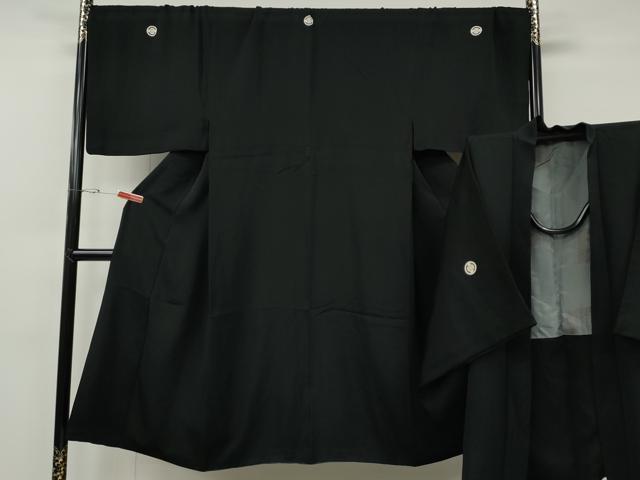 ■■■　サイズ　■■■ 【着物】 身丈 140cm（肩から） 裄丈 73cm 袖丈 48cm　縫込み 5cm 袖幅 38cm 前幅 26.5cm 後幅 30cm 着物縫いこみ 内揚げ 5cm 裄 お袖側 約2.5cm　身頃側 約1cm 【羽織】 身丈 91cm（肩から） 裄丈 75cm 袖丈 49cm　縫込み 5cm 袖幅 39cm 前幅 21.5cm 後幅 30.5cm 裄 お袖側 約2cm　身頃側 約2.5cm ■■■　商品詳細　■■■ 【正絹・五つ紋・重ね衿：取り外し可能】 着物の状態は接写画像のように胴裏・重ね衿に薄い汚れがございますが その他特に目立ったシミ汚れなどもなく大変良い状態です。 羽織の状態は接写画像のように両袖口に薄い汚れがございますが その他特に目立ったシミ汚れなどもなく大変良い状態です。 大変上質な逸品になります。 お安く出品致しますので、是非この機会にいかがでしょうか？ ■■■　注意事項　■■■ ■モニター発色の具合により色合いが異なる場合がございます。 ■寸法は多少の誤差が生じる場合がございますのでご了承ください。 ■縫込みの長さが左右非対称の場合は短い部分を記載しております。 左右非対称であってもご返品・お値引き等の保証は出来かねますので、ご了承の上ご購入をお願い致します。 ■シミ等のチェックには注意を払っておりますが、見落としがある場合もございますし、個人の見解も様々ですので神経質な方のご購入はお控えください。 ■箪笥に入っておりました着物や帯なので畳みシワや匂いがあるものもございます。 ■お休みは基本的に土日祝となりますが、その他臨時でお休みする場合がございますのでご了承ください。 ■商品の発送は平日のみの発送となります。 ■夜間と土曜、日曜日はお問い合わせの回答が遅れる場合がございます。 ■当店では、お直し、紋入れ、お手入れ等は承っておりません。 ■生地の状態（ヤケ、経年劣化等）によってはサイズ直しが出来ない場合がございます。 その点もどうかご了承のうえ、ご購入をお願いいたします。 ■弊社で取り扱う商品は一点ものにつき、時期や在庫状況に応じて金額が変更となる場合がございます。 ■検針は行っておりません。予めご了承いただきますようお願いいたします。 ■【洗える着物】と記載のある商品におきましては、商品お届け後に洗濯を行ってしまってからのご返品にはご対応しかねます。 念の為、専門店でのお手入れをお願いいたします。 ■写真に写っている物が全てになります。それ以外の付属品はございませんのでご了承ください。 ■着物のサイズ目安は下記を参考ください↓ ＜女性着物＞　お端折り次第で＋5cm　－1cmが着用可能サイズ 　例）身丈170cmの場合、身長160cm～175cm ＜男性着物＞　身丈＋約25cm～27cm程が適応身長 　例）身丈155cmの場合、身長180～182cm