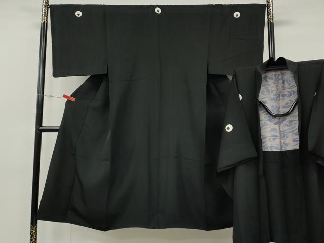 ■■■　サイズ　■■■ 【着物】 身丈 138cm（肩から） 裄丈 67.5cm 袖丈 48cm　縫込み 6cm 袖幅 34cm 前幅 25cm 後幅 30cm 着物縫いこみ 内揚げ 5cm 裄 お袖側 約2cm　身頃側 約1cm 【羽織】 身丈 91cm（肩から） 裄丈 69cm 袖丈 47.5cm　縫込み 6cm 袖幅 34.5cm 前幅 18.5cm 後幅 31cm 裄 お袖側 約1cm　身頃側 約0cm ■■■　商品詳細　■■■ 【正絹・五つ紋・重ね衿：取り外し可能】 着物の状態は接写画像のように両袖口に薄い汚れがございますが その他特に目立ったシミ汚れなどもなく大変良い状態です。 羽織の状態は特に目立ったシミ汚れなどもなく大変良い状態です。 大変上質な逸品になります。 お安く出品致しますので、是非この機会にいかがでしょうか？ ■■■　注意事項　■■■ ■モニター発色の具合により色合いが異なる場合がございます。 ■寸法は多少の誤差が生じる場合がございますのでご了承ください。 ■縫込みの長さが左右非対称の場合は短い部分を記載しております。 左右非対称であってもご返品・お値引き等の保証は出来かねますので、ご了承の上ご購入をお願い致します。 ■シミ等のチェックには注意を払っておりますが、見落としがある場合もございますし、個人の見解も様々ですので神経質な方のご購入はお控えください。 ■箪笥に入っておりました着物や帯なので畳みシワや匂いがあるものもございます。 ■お休みは基本的に土日祝となりますが、その他臨時でお休みする場合がございますのでご了承ください。 ■商品の発送は平日のみの発送となります。 ■夜間と土曜、日曜日はお問い合わせの回答が遅れる場合がございます。 ■当店では、お直し、紋入れ、お手入れ等は承っておりません。 ■生地の状態（ヤケ、経年劣化等）によってはサイズ直しが出来ない場合がございます。 その点もどうかご了承のうえ、ご購入をお願いいたします。 ■弊社で取り扱う商品は一点ものにつき、時期や在庫状況に応じて金額が変更となる場合がございます。 ■検針は行っておりません。予めご了承いただきますようお願いいたします。 ■【洗える着物】と記載のある商品におきましては、商品お届け後に洗濯を行ってしまってからのご返品にはご対応しかねます。 念の為、専門店でのお手入れをお願いいたします。 ■写真に写っている物が全てになります。それ以外の付属品はございませんのでご了承ください。 ■着物のサイズ目安は下記を参考ください↓ ＜女性着物＞　お端折り次第で＋5cm　－1cmが着用可能サイズ 　例）身丈170cmの場合、身長160cm～175cm ＜男性着物＞　身丈＋約25cm～27cm程が適応身長 　例）身丈155cmの場合、身長180～182cm
