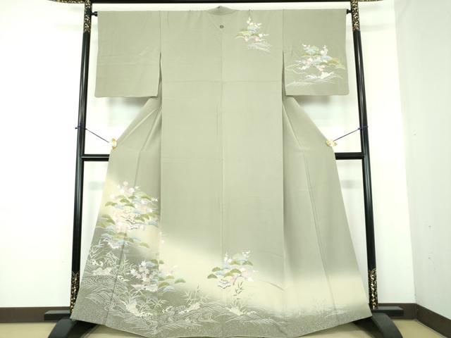 ■■■　サイズ　■■■ 身丈 165.5cm（肩から） 裄丈 65.5cm 袖丈 48.5cm　縫込み 9.5cm 袖幅 32.5cm 前幅 24.5cm 後幅 30.5cm 着物縫いこみ 内揚げ 6cm 裄 お袖側 約4.5cm　身頃側 約3cm ■■■　商品詳細　■■■ 【正絹・一つ紋】 状態は接写画像のように表地所々、胴裏に薄いシミがございます。 大変上質な逸品になりますのでぜひお手入れをされてお召しになられてはいかがでしょうか。 お安く出品致しますので、是非この機会にいかがでしょうか？ ■■■　注意事項　■■■ ■モニター発色の具合により色合いが異なる場合がございます。 ■寸法は多少の誤差が生じる場合がございますのでご了承ください。 ■縫込みの長さが左右非対称の場合は短い部分を記載しております。 左右非対称であってもご返品・お値引き等の保証は出来かねますので、ご了承の上ご購入をお願い致します。 ■シミ等のチェックには注意を払っておりますが、見落としがある場合もございますし、個人の見解も様々ですので神経質な方のご購入はお控えください。 ■箪笥に入っておりました着物や帯なので畳みシワや匂いがあるものもございます。 ■お休みは基本的に土日祝となりますが、その他臨時でお休みする場合がございますのでご了承ください。 ■商品の発送は平日のみの発送となります。 ■夜間と土曜、日曜日はお問い合わせの回答が遅れる場合がございます。 ■当店では、お直し、紋入れ、お手入れ等は承っておりません。 ■生地の状態（ヤケ、経年劣化等）によってはサイズ直しが出来ない場合がございます。 その点もどうかご了承のうえ、ご購入をお願いいたします。 ■弊社で取り扱う商品は一点ものにつき、時期や在庫状況に応じて金額が変更となる場合がございます。 ■検針は行っておりません。予めご了承いただきますようお願いいたします。 ■【洗える着物】と記載のある商品におきましては、商品お届け後に洗濯を行ってしまってからのご返品にはご対応しかねます。 念の為、専門店でのお手入れをお願いいたします。 ■写真に写っている物が全てになります。それ以外の付属品はございませんのでご了承ください。 ■着物のサイズ目安は下記を参考ください↓ ＜女性着物＞　お端折り次第で＋5cm　－1cmが着用可能サイズ 　例）身丈170cmの場合、身長160cm～175cm ＜男性着物＞　身丈＋約25cm～27cm程が適応身長 　例）身丈155cmの場合、身長180～182cm