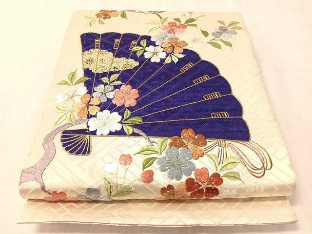 ■■■　サイズ　■■■ 長さ 404cm　幅 30.5cm程 ■■■　商品詳細　■■■ 【正絹】 状態は接写画像のようにたれ先上部・太鼓・太鼓上部・前柄・裏地に薄い汚れがございます。 大変上質な逸品になります。 お安く出品致しますので、是非この機会にいかがでしょうか？ ※アンティークになりますのでお品物の状態の感じ方には個人差がございます。 ご理解の上でのご入札をお願い致します。 ■■■　注意事項　■■■ ■モニター発色の具合により色合いが異なる場合がございます。 ■寸法は多少の誤差が生じる場合がございますのでご了承ください。 ■縫込みの長さが左右非対称の場合は短い部分を記載しております。 左右非対称であってもご返品・お値引き等の保証は出来かねますので、ご了承の上ご購入をお願い致します。 ■シミ等のチェックには注意を払っておりますが、見落としがある場合もございますし、個人の見解も様々ですので神経質な方のご購入はお控えください。 ■箪笥に入っておりました着物や帯なので畳みシワや匂いがあるものもございます。 ■お休みは基本的に土日祝となりますが、その他臨時でお休みする場合がございますのでご了承ください。 ■商品の発送は平日のみの発送となります。 ■夜間と土曜、日曜日はお問い合わせの回答が遅れる場合がございます。 ■当店では、お直し、紋入れ、お手入れ等は承っておりません。 ■生地の状態（ヤケ、経年劣化等）によってはサイズ直しが出来ない場合がございます。 その点もどうかご了承のうえ、ご購入をお願いいたします。 ■弊社で取り扱う商品は一点ものにつき、時期や在庫状況に応じて金額が変更となる場合がございます。 ■検針は行っておりません。予めご了承いただきますようお願いいたします。 ■【洗える着物】と記載のある商品におきましては、商品お届け後に洗濯を行ってしまってからのご返品にはご対応しかねます。 念の為、専門店でのお手入れをお願いいたします。 ■写真に写っている物が全てになります。それ以外の付属品はございませんのでご了承ください。 ■状態に関する写真につきましては、掲載可能な写真枚数に限りがあるため、各箇所につき1枚参考画像を掲載しております。 ■着物のサイズ目安は下記を参考ください↓ ＜女性着物＞　お端折り次第で＋5cm　－1cmが着用可能サイズ 　例）身丈170cmの場合、身長160cm～175cm ＜男性着物＞　身丈＋約25cm～27cm程が適応身長 　例）身丈155cmの場合、身長180～182cm