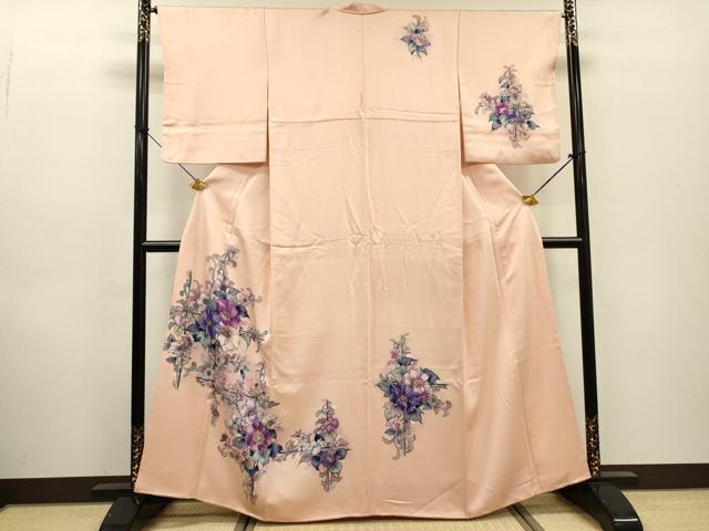 ■■■　サイズ　■■■ 身丈 162cm（肩から） 裄丈 65cm 袖丈 51cm　縫込み 5cm 袖幅 33cm 前幅 24cm 後幅 30.5cm 着物縫いこみ 内揚げ 5cm 裄 お袖側 約2cm　身頃側 約3cm ■■■　商品詳細　■■■ 【正絹】 状態は接写画像のように右袖前後・八掛・胴裏・衿裏・衿に薄い汚れがございますが その他特に目立ったシミ汚れなどもなく大変良い状態です。 大変上質な逸品になります。 お安く出品致しますので、是非この機会にいかがでしょうか？ ■■■　注意事項　■■■ ■モニター発色の具合により色合いが異なる場合がございます。 ■寸法は多少の誤差が生じる場合がございますのでご了承ください。 ■縫込みの長さが左右非対称の場合は短い部分を記載しております。 左右非対称であってもご返品・お値引き等の保証は出来かねますので、ご了承の上ご購入をお願い致します。 ■シミ等のチェックには注意を払っておりますが、見落としがある場合もございますし、個人の見解も様々ですので神経質な方のご購入はお控えください。 ■箪笥に入っておりました着物や帯なので畳みシワや匂いがあるものもございます。 ■お休みは基本的に土日祝となりますが、その他臨時でお休みする場合がございますのでご了承ください。 ■商品の発送は平日のみの発送となります。 ■夜間と土曜、日曜日はお問い合わせの回答が遅れる場合がございます。 ■当店では、お直し、紋入れ、お手入れ等は承っておりません。 ■生地の状態（ヤケ、経年劣化等）によってはサイズ直しが出来ない場合がございます。 その点もどうかご了承のうえ、ご購入をお願いいたします。 ■弊社で取り扱う商品は一点ものにつき、時期や在庫状況に応じて金額が変更となる場合がございます。 ■検針は行っておりません。予めご了承いただきますようお願いいたします。 ■【洗える着物】と記載のある商品におきましては、商品お届け後に洗濯を行ってしまってからのご返品にはご対応しかねます。 念の為、専門店でのお手入れをお願いいたします。 ■写真に写っている物が全てになります。それ以外の付属品はございませんのでご了承ください。 ■着物のサイズ目安は下記を参考ください↓ ＜女性着物＞　お端折り次第で＋5cm　－1cmが着用可能サイズ 　例）身丈170cmの場合、身長160cm～175cm ＜男性着物＞　身丈＋約25cm～27cm程が適応身長 　例）身丈155cmの場合、身長180～182cm