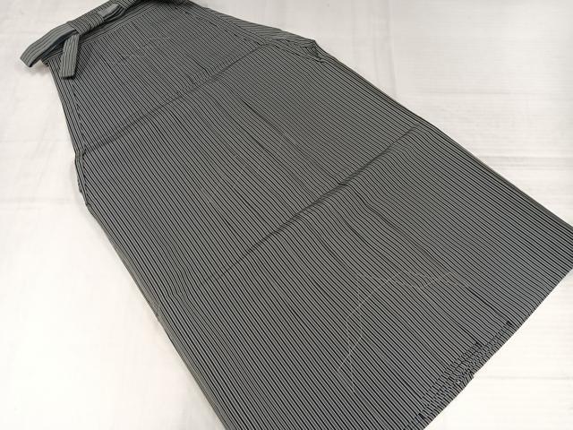 ■■■　サイズ　■■■ 紐下丈　約91.5cm ■■■　商品詳細　■■■ 【正絹・未使用】 状態は接写画像のように後襞に薄い汚れがございますが その他特に目立ったシミ汚れなどもなく大変良い状態です。 大変上質な逸品になります。 お安く出品致しますので、是非この機会にいかがでしょうか？ ※腰板に刺繍がございます。 ■■■　注意事項　■■■ ■モニター発色の具合により色合いが異なる場合がございます。 ■寸法は多少の誤差が生じる場合がございますのでご了承ください。 ■縫込みの長さが左右非対称の場合は短い部分を記載しております。 左右非対称であってもご返品・お値引き等の保証は出来かねますので、ご了承の上ご購入をお願い致します。 ■シミ等のチェックには注意を払っておりますが、見落としがある場合もございますし、個人の見解も様々ですので神経質な方のご購入はお控えください。 ■箪笥に入っておりました着物や帯なので畳みシワや匂いがあるものもございます。 ■お休みは基本的に土日祝となりますが、その他臨時でお休みする場合がございますのでご了承ください。 ■商品の発送は平日のみの発送となります。 ■夜間と土曜、日曜日はお問い合わせの回答が遅れる場合がございます。 ■当店では、お直し、紋入れ、お手入れ等は承っておりません。 ■生地の状態（ヤケ、経年劣化等）によってはサイズ直しが出来ない場合がございます。 その点もどうかご了承のうえ、ご購入をお願いいたします。 ■弊社で取り扱う商品は一点ものにつき、時期や在庫状況に応じて金額が変更となる場合がございます。 ■検針は行っておりません。予めご了承いただきますようお願いいたします。 ■【洗える着物】と記載のある商品におきましては、商品お届け後に洗濯を行ってしまってからのご返品にはご対応しかねます。 念の為、専門店でのお手入れをお願いいたします。 ■写真に写っている物が全てになります。それ以外の付属品はございませんのでご了承ください。 ■状態に関する写真につきましては、掲載可能な写真枚数に限りがあるため、各箇所につき1枚参考画像を掲載しております。 ■着物のサイズ目安は下記を参考ください↓ ＜女性着物＞　お端折り次第で＋5cm　－1cmが着用可能サイズ 　例）身丈170cmの場合、身長160cm～175cm ＜男性着物＞　身丈＋約25cm～27cm程が適応身長 　例）身丈155cmの場合、身長180～182cm