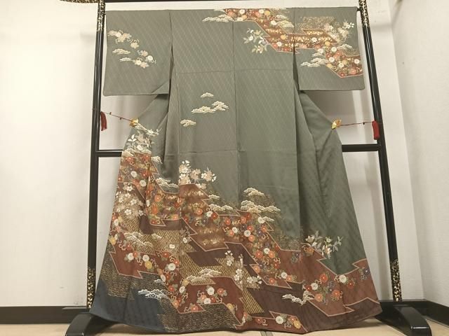 ■■■　サイズ　■■■ 身丈 160cm（肩から） 裄丈 66.5cm 袖丈 48cm　縫込み 5cm 袖幅 33cm 前幅 25cm 後幅 30.5cm 着物縫いこみ 内揚げ 6cm 裄 お袖側 約0cm　身頃側 約0cm ■■■　商品詳細　■■■ 【正絹】 状態は接写画像のように袖口・胴回りに薄い汚れ、衿にヤケがございますが その他特に目立ったシミ汚れなどもなく大変良い状態です。 大変上質な逸品になります。 お安く出品致しますので、是非この機会にいかがでしょうか？ ■■■　注意事項　■■■ ■モニター発色の具合により色合いが異なる場合がございます。 ■寸法は多少の誤差が生じる場合がございますのでご了承ください。 ■縫込みの長さが左右非対称の場合は短い部分を記載しております。 左右非対称であってもご返品・お値引き等の保証は出来かねますので、ご了承の上ご購入をお願い致します。 ■シミ等のチェックには注意を払っておりますが、見落としがある場合もございますし、個人の見解も様々ですので神経質な方のご購入はお控えください。 ■箪笥に入っておりました着物や帯なので畳みシワや匂いがあるものもございます。 ■お休みは基本的に土日祝となりますが、その他臨時でお休みする場合がございますのでご了承ください。 ■商品の発送は平日のみの発送となります。 ■夜間と土曜、日曜日はお問い合わせの回答が遅れる場合がございます。 ■当店では、お直し、紋入れ、お手入れ等は承っておりません。 ■生地の状態（ヤケ、経年劣化等）によってはサイズ直しが出来ない場合がございます。 その点もどうかご了承のうえ、ご購入をお願いいたします。 ■弊社で取り扱う商品は一点ものにつき、時期や在庫状況に応じて金額が変更となる場合がございます。 ■検針は行っておりません。予めご了承いただきますようお願いいたします。 ■【洗える着物】と記載のある商品におきましては、商品お届け後に洗濯を行ってしまってからのご返品にはご対応しかねます。 念の為、専門店でのお手入れをお願いいたします。 ■写真に写っている物が全てになります。それ以外の付属品はございませんのでご了承ください。 ■状態に関する写真につきましては、掲載可能な写真枚数に限りがあるため、各箇所につき1枚参考画像を掲載しております。 ■着物のサイズ目安は下記を参考ください↓ ＜女性着物＞　お端折り次第で＋5cm　−1cmが着用可能サイズ 　例）身丈170cmの場合、身長160cm〜175cm ＜男性着物＞　身丈＋約25cm〜27cm程が適応身長 　例）身丈155cmの場合、身長180〜182cm