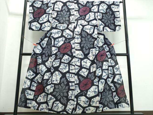 ■■■　サイズ　■■■ 身丈 152cm（肩から） 裄丈 65.5cm 袖丈 47cm　縫込み 3.5cm 袖幅 33cm 前幅 24cm 後幅 31.5cm 着物縫いこみ 内揚げ 0cm 裄 お袖側 約0cm　身頃側 約0cm ■■■　商品詳細　■■■ 【綿】 状態は接写画像のように衿山に薄い汚れがございますが その他特に目立ったシミ汚れなどもなく大変良い状態です。 人気の高い“有松鳴海絞り”の浴衣でございます。 “鳴海絞り”ならではの表情を生み出す立体感と 淡いぼかしで息を吹き込まれ、 今にも動き出しそうな迫力を放っております。 夏祭りや花火大会、これから増えるイベントに連れ立って、 より夏をお楽しみ下さいませ。 大変上質な逸品になります。 お安く出品致しますので、是非この機会にいかがでしょうか？ ■■■　注意事項　■■■ ■モニター発色の具合により色合いが異なる場合がございます。 ■寸法は多少の誤差が生じる場合がございますのでご了承ください。 ■縫込みの長さが左右非対称の場合は短い部分を記載しております。 左右非対称であってもご返品・お値引き等の保証は出来かねますので、ご了承の上ご購入をお願い致します。 ■シミ等のチェックには注意を払っておりますが、見落としがある場合もございますし、個人の見解も様々ですので神経質な方のご購入はお控えください。 ■箪笥に入っておりました着物や帯なので畳みシワや匂いがあるものもございます。 ■お休みは基本的に土日祝となりますが、その他臨時でお休みする場合がございますのでご了承ください。 ■商品の発送は平日のみの発送となります。 ■夜間と土曜、日曜日はお問い合わせの回答が遅れる場合がございます。 ■当店では、お直し、紋入れ、お手入れ等は承っておりません。 ■生地の状態（ヤケ、経年劣化等）によってはサイズ直しが出来ない場合がございます。 その点もどうかご了承のうえ、ご購入をお願いいたします。 ■弊社で取り扱う商品は一点ものにつき、時期や在庫状況に応じて金額が変更となる場合がございます。 ■検針は行っておりません。予めご了承いただきますようお願いいたします。 ■【洗える着物】と記載のある商品におきましては、商品お届け後に洗濯を行ってしまってからのご返品にはご対応しかねます。 念の為、専門店でのお手入れをお願いいたします。 ■写真に写っている物が全てになります。それ以外の付属品はございませんのでご了承ください。 ■状態に関する写真につきましては、掲載可能な写真枚数に限りがあるため、各箇所につき1枚参考画像を掲載しております。 ■着物のサイズ目安は下記を参考ください↓ ＜女性着物＞　お端折り次第で＋5cm　−1cmが着用可能サイズ 　例）身丈170cmの場合、身長160cm〜175cm ＜男性着物＞　身丈＋約25cm〜27cm程が適応身長 　例）身丈155cmの場合、身長180〜182cm