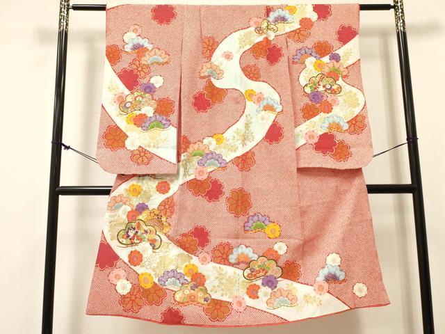 ■■■　サイズ　■■■ 【祝着】 身丈 129.5cm（肩から） 裄丈 53.5cm（肩上げ　2.5cm） 袖丈 72.5cm　縫込み 4cm 袖幅 32.5cm 前幅 18.5cm 後幅 26cm 着物縫いこみ 内揚げ 0cm （腰上げ　0cm） 裄 お袖側 約1cm　身頃側 約0cm ■■■　商品詳細　■■■ 着物【化繊・重ね衿：取り外し可能】 状態は接写画像のように両袖前・八掛に薄い汚れがございますが その他特に目立ったシミ汚れなどもなく大変良い状態です。 お安く出品致しますので、是非この機会にいかがでしょうか？ ※ご自身で洗濯された場合の保証はできかねます。専門店にご相談ください。 ■■■　注意事項　■■■ ■モニター発色の具合により色合いが異なる場合がございます。 ■寸法は多少の誤差が生じる場合がございますのでご了承ください。 ■縫込みの長さが左右非対称の場合は短い部分を記載しております。 左右非対称であってもご返品・お値引き等の保証は出来かねますので、ご了承の上ご購入をお願い致します。 ■シミ等のチェックには注意を払っておりますが、見落としがある場合もございますし、個人の見解も様々ですので神経質な方のご購入はお控えください。 ■箪笥に入っておりました着物や帯なので畳みシワや匂いがあるものもございます。 ■お休みは基本的に土日祝となりますが、その他臨時でお休みする場合がございますのでご了承ください。 ■商品の発送は平日のみの発送となります。 ■夜間と土曜、日曜日はお問い合わせの回答が遅れる場合がございます。 ■当店では、お直し、紋入れ、お手入れ等は承っておりません。 ■生地の状態（ヤケ、経年劣化等）によってはサイズ直しが出来ない場合がございます。 その点もどうかご了承のうえ、ご購入をお願いいたします。 ■弊社で取り扱う商品は一点ものにつき、時期や在庫状況に応じて金額が変更となる場合がございます。 ■検針は行っておりません。予めご了承いただきますようお願いいたします。 ■【洗える着物】と記載のある商品におきましては、商品お届け後に洗濯を行ってしまってからのご返品にはご対応しかねます。 念の為、専門店でのお手入れをお願いいたします。 ■写真に写っている物が全てになります。それ以外の付属品はございませんのでご了承ください。 ■着物のサイズ目安は下記を参考ください↓ ＜女性着物＞　お端折り次第で＋5cm　－1cmが着用可能サイズ 　例）身丈170cmの場合、身長160cm～175cm ＜男性着物＞　身丈＋約25cm～27cm程が適応身長 　例）身丈155cmの場合、身長180～182cm