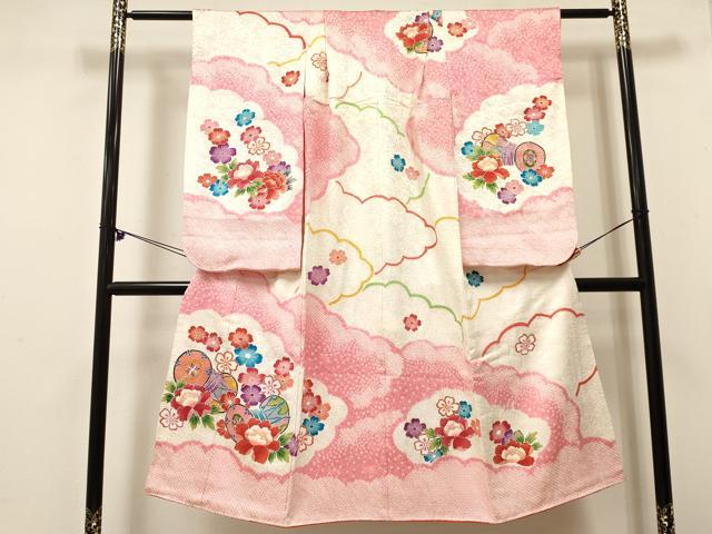 ■■■　サイズ　■■■ 【祝着】 身丈 136cm（肩から） 裄丈 52cm（肩上げ　4cm） 袖丈 74cm　縫込み 4.5cm 袖幅 33cm 前幅 21cm 後幅 26cm 着物縫いこみ 内揚げ 5.5cm （腰上げ　0cm） 裄 お袖側 約3cm　身頃側 約0cm ■■■　商品詳細　■■■ 着物【正絹・比翼仕立て】 状態は接写画像のように表地所々に薄い汚れ、 胴裏に糸ホツレがございます。 大変上質な逸品になります。 お安く出品致しますので、是非この機会にいかがでしょうか？ ■■■　注意事項　■■■ ■モニター発色の具合により色合いが異なる場合がございます。 ■寸法は多少の誤差が生じる場合がございますのでご了承ください。 ■縫込みの長さが左右非対称の場合は短い部分を記載しております。 左右非対称であってもご返品・お値引き等の保証は出来かねますので、ご了承の上ご購入をお願い致します。 ■シミ等のチェックには注意を払っておりますが、見落としがある場合もございますし、個人の見解も様々ですので神経質な方のご購入はお控えください。 ■箪笥に入っておりました着物や帯なので畳みシワや匂いがあるものもございます。 ■お休みは基本的に土日祝となりますが、その他臨時でお休みする場合がございますのでご了承ください。 ■商品の発送は平日のみの発送となります。 ■夜間と土曜、日曜日はお問い合わせの回答が遅れる場合がございます。 ■当店では、お直し、紋入れ、お手入れ等は承っておりません。 ■生地の状態（ヤケ、経年劣化等）によってはサイズ直しが出来ない場合がございます。 その点もどうかご了承のうえ、ご購入をお願いいたします。 ■弊社で取り扱う商品は一点ものにつき、時期や在庫状況に応じて金額が変更となる場合がございます。 ■検針は行っておりません。予めご了承いただきますようお願いいたします。 ■【洗える着物】と記載のある商品におきましては、商品お届け後に洗濯を行ってしまってからのご返品にはご対応しかねます。 念の為、専門店でのお手入れをお願いいたします。 ■写真に写っている物が全てになります。それ以外の付属品はございませんのでご了承ください。 ■着物のサイズ目安は下記を参考ください↓ ＜女性着物＞　お端折り次第で＋5cm　－1cmが着用可能サイズ 　例）身丈170cmの場合、身長160cm～175cm ＜男性着物＞　身丈＋約25cm～27cm程が適応身長 　例）身丈155cmの場合、身長180～182cm