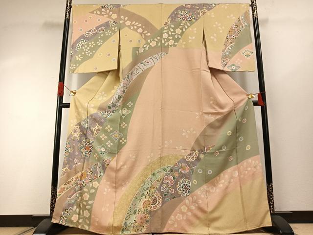 ■■■　サイズ　■■■ 身丈 166cm（肩から） 裄丈 66.5cm 袖丈 56cm　縫込み 3.5cm 袖幅 34.5cm 前幅 24cm 後幅 31cm 着物縫いこみ 内揚げ 7cm 裄 お袖側 約1.5cm　身頃側 約3cm ■■■　商品詳細　■■■ 【正絹】 状態は特に目立ったシミ汚れなどもなく大変良い状態です。 大変上質な逸品になります。 お安く出品致しますので、是非この機会にいかがでしょうか？ ■■■　注意事項　■■■ ■モニター発色の具合により色合いが異なる場合がございます。 ■寸法は多少の誤差が生じる場合がございますのでご了承ください。 ■縫込みの長さが左右非対称の場合は短い部分を記載しております。 左右非対称であってもご返品・お値引き等の保証は出来かねますので、ご了承の上ご購入をお願い致します。 ■シミ等のチェックには注意を払っておりますが、見落としがある場合もございますし、個人の見解も様々ですので神経質な方のご購入はお控えください。 ■箪笥に入っておりました着物や帯なので畳みシワや匂いがあるものもございます。 ■お休みは基本的に土日祝となりますが、その他臨時でお休みする場合がございますのでご了承ください。 ■商品の発送は平日のみの発送となります。 ■夜間と土曜、日曜日はお問い合わせの回答が遅れる場合がございます。 ■当店では、お直し、紋入れ、お手入れ等は承っておりません。 ■生地の状態（ヤケ、経年劣化等）によってはサイズ直しが出来ない場合がございます。 その点もどうかご了承のうえ、ご購入をお願いいたします。 ■弊社で取り扱う商品は一点ものにつき、時期や在庫状況に応じて金額が変更となる場合がございます。 ■検針は行っておりません。予めご了承いただきますようお願いいたします。 ■【洗える着物】と記載のある商品におきましては、商品お届け後に洗濯を行ってしまってからのご返品にはご対応しかねます。 念の為、専門店でのお手入れをお願いいたします。 ■写真に写っている物が全てになります。それ以外の付属品はございませんのでご了承ください。 ■着物のサイズ目安は下記を参考ください↓ ＜女性着物＞　お端折り次第で＋5cm　－1cmが着用可能サイズ 　例）身丈170cmの場合、身長160cm～175cm ＜男性着物＞　身丈＋約25cm～27cm程が適応身長 　例）身丈155cmの場合、身長180～182cm