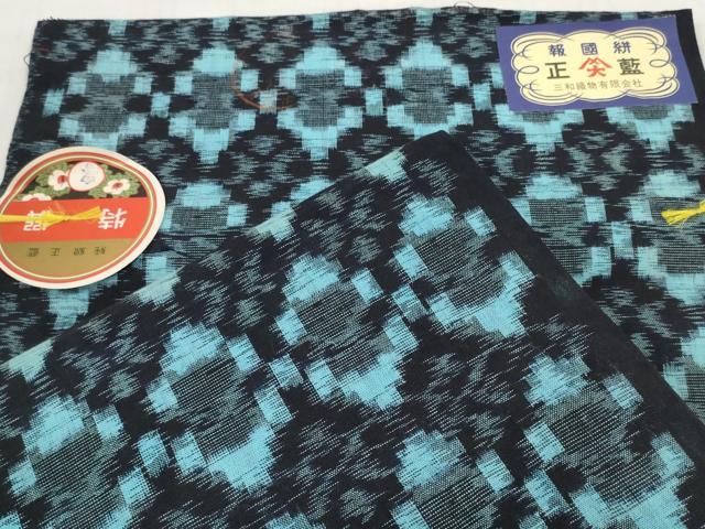 ■■■　サイズ　■■■ 長さ　　着尺分あり 幅　　　約35cm ■■■　商品詳細　■■■ 【正絹・未使用】 状態は特に目立ったシミ汚れなどもなく大変良い状態です。 大変上質な逸品になります。 お安く出品致しますので、是非この機会にいかがでしょうか？ ■■■　注意事項　■■■ ■モニター発色の具合により色合いが異なる場合がございます。 ■寸法は多少の誤差が生じる場合がございますのでご了承ください。 ■縫込みの長さが左右非対称の場合は短い部分を記載しております。 左右非対称であってもご返品・お値引き等の保証は出来かねますので、ご了承の上ご購入をお願い致します。 ■シミ等のチェックには注意を払っておりますが、見落としがある場合もございますし、個人の見解も様々ですので神経質な方のご購入はお控えください。 ■箪笥に入っておりました着物や帯なので畳みシワや匂いがあるものもございます。 ■お休みは基本的に土日祝となりますが、その他臨時でお休みする場合がございますのでご了承ください。 ■商品の発送は平日のみの発送となります。 ■夜間と土曜、日曜日はお問い合わせの回答が遅れる場合がございます。 ■当店では、お直し、紋入れ、お手入れ等は承っておりません。 ■生地の状態（ヤケ、経年劣化等）によってはサイズ直しが出来ない場合がございます。 その点もどうかご了承のうえ、ご購入をお願いいたします。 ■弊社で取り扱う商品は一点ものにつき、時期や在庫状況に応じて金額が変更となる場合がございます。 ■検針は行っておりません。予めご了承いただきますようお願いいたします。 ■【洗える着物】と記載のある商品におきましては、商品お届け後に洗濯を行ってしまってからのご返品にはご対応しかねます。 念の為、専門店でのお手入れをお願いいたします。 ■写真に写っている物が全てになります。それ以外の付属品はございませんのでご了承ください。 ■着物のサイズ目安は下記を参考ください↓ ＜女性着物＞　お端折り次第で＋5cm　－1cmが着用可能サイズ 　例）身丈170cmの場合、身長160cm～175cm ＜男性着物＞　身丈＋約25cm～27cm程が適応身長 　例）身丈155cmの場合、身長180～182cm