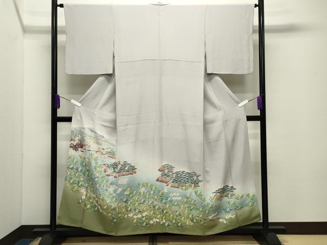 ■■■　サイズ　■■■ 身丈 156cm（肩から） 裄丈 64cm 袖丈 48.5cm　縫込み 4.5cm 袖幅 33cm 前幅 24cm 後幅 29.5cm 着物縫いこみ 内揚げ 8.5cm 裄 お袖側 約3cm　身頃側 約3cm ■■■　商品詳細　■■■ 【正絹・一つ紋】 状態は特に目立ったシミ汚れなどもなく大変良い状態です。 大変上質な逸品になります。 お安く出品致しますので、是非この機会にいかがでしょうか？ ■■■　注意事項　■■■ ■モニター発色の具合により色合いが異なる場合がございます。 ■寸法は多少の誤差が生じる場合がございますのでご了承ください。 ■縫込みの長さが左右非対称の場合は短い部分を記載しております。 左右非対称であってもご返品・お値引き等の保証は出来かねますので、ご了承の上ご購入をお願い致します。 ■シミ等のチェックには注意を払っておりますが、見落としがある場合もございますし、個人の見解も様々ですので神経質な方のご購入はお控えください。 ■箪笥に入っておりました着物や帯なので畳みシワや匂いがあるものもございます。 ■お休みは基本的に土日祝となりますが、その他臨時でお休みする場合がございますのでご了承ください。 ■商品の発送は平日のみの発送となります。 ■夜間と土曜、日曜日はお問い合わせの回答が遅れる場合がございます。 ■当店では、お直し、紋入れ、お手入れ等は承っておりません。 ■生地の状態（ヤケ、経年劣化等）によってはサイズ直しが出来ない場合がございます。 その点もどうかご了承のうえ、ご購入をお願いいたします。 ■弊社で取り扱う商品は一点ものにつき、時期や在庫状況に応じて金額が変更となる場合がございます。 ■検針は行っておりません。予めご了承いただきますようお願いいたします。 ■【洗える着物】と記載のある商品におきましては、商品お届け後に洗濯を行ってしまってからのご返品にはご対応しかねます。 念の為、専門店でのお手入れをお願いいたします。 ■写真に写っている物が全てになります。それ以外の付属品はございませんのでご了承ください。 ■着物のサイズ目安は下記を参考ください↓ ＜女性着物＞　お端折り次第で＋5cm　－1cmが着用可能サイズ 　例）身丈170cmの場合、身長160cm～175cm ＜男性着物＞　身丈＋約25cm～27cm程が適応身長 　例）身丈155cmの場合、身長180～182cm