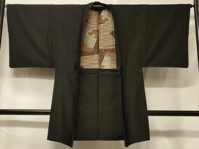 ■■■　サイズ　■■■ 身丈 94.5cm（肩から） 裄丈 65.5cm 袖丈 46.5cm　縫込み 3cm 袖幅 33cm 前幅 17cm 後幅 29.5cm 裄 お袖側 約1cm　身頃側 約1.5cm ■■■　商品詳細　■■■ 【正絹】 状態は接写画像のように上前・右袖前に薄い汚れ、後身頃に糸解けがございますが その他特に目立ったシミ汚れなどもなく大変良い状態です。 大変上質な逸品になります。 お安く出品致しますので、是非この機会にいかがでしょうか？ ■■■　注意事項　■■■ ■モニター発色の具合により色合いが異なる場合がございます。 ■寸法は多少の誤差が生じる場合がございますのでご了承ください。 ■縫込みの長さが左右非対称の場合は短い部分を記載しております。 左右非対称であってもご返品・お値引き等の保証は出来かねますので、ご了承の上ご購入をお願い致します。 ■シミ等のチェックには注意を払っておりますが、見落としがある場合もございますし、個人の見解も様々ですので神経質な方のご購入はお控えください。 ■箪笥に入っておりました着物や帯なので畳みシワや匂いがあるものもございます。 ■お休みは基本的に土日祝となりますが、その他臨時でお休みする場合がございますのでご了承ください。 ■商品の発送は平日のみの発送となります。 ■夜間と土曜、日曜日はお問い合わせの回答が遅れる場合がございます。 ■当店では、お直し、紋入れ、お手入れ等は承っておりません。 ■生地の状態（ヤケ、経年劣化等）によってはサイズ直しが出来ない場合がございます。 その点もどうかご了承のうえ、ご購入をお願いいたします。 ■弊社で取り扱う商品は一点ものにつき、時期や在庫状況に応じて金額が変更となる場合がございます。 ■検針は行っておりません。予めご了承いただきますようお願いいたします。 ■【洗える着物】と記載のある商品におきましては、商品お届け後に洗濯を行ってしまってからのご返品にはご対応しかねます。 念の為、専門店でのお手入れをお願いいたします。 ■写真に写っている物が全てになります。それ以外の付属品はございませんのでご了承ください。 ■着物のサイズ目安は下記を参考ください↓ ＜女性着物＞　お端折り次第で＋5cm　－1cmが着用可能サイズ 　例）身丈170cmの場合、身長160cm～175cm ＜男性着物＞　身丈＋約25cm～27cm程が適応身長 　例）身丈155cmの場合、身長180～182cm