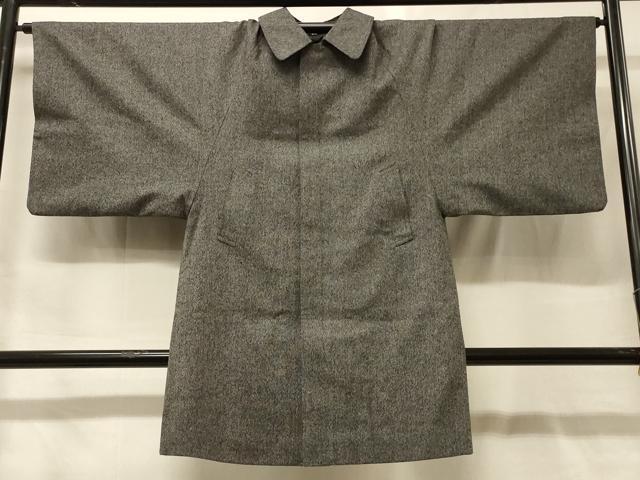 ■■■　サイズ　■■■ 身丈 95.5cm（肩から） 裄丈 69.5cm 袖丈 45.5cm　縫込み 1cm 袖幅 37.5cm 前幅 36.5cm 後幅 32cm 裄 お袖側 約1.5cm　身頃側 約0cm ■■■　商品詳細　■■■ 【ウール】 状態は特に目立ったシミ汚れなどもなく大変良い状態です。 お安く出品致しますので、是非この機会にいかがでしょうか？ ■■■　注意事項　■■■ ■モニター発色の具合により色合いが異なる場合がございます。 ■寸法は多少の誤差が生じる場合がございますのでご了承ください。 ■縫込みの長さが左右非対称の場合は短い部分を記載しております。 左右非対称であってもご返品・お値引き等の保証は出来かねますので、ご了承の上ご購入をお願い致します。 ■シミ等のチェックには注意を払っておりますが、見落としがある場合もございますし、個人の見解も様々ですので神経質な方のご購入はお控えください。 ■箪笥に入っておりました着物や帯なので畳みシワや匂いがあるものもございます。 ■お休みは基本的に土日祝となりますが、その他臨時でお休みする場合がございますのでご了承ください。 ■商品の発送は平日のみの発送となります。 ■夜間と土曜、日曜日はお問い合わせの回答が遅れる場合がございます。 ■当店では、お直し、紋入れ、お手入れ等は承っておりません。 ■生地の状態（ヤケ、経年劣化等）によってはサイズ直しが出来ない場合がございます。 その点もどうかご了承のうえ、ご購入をお願いいたします。 ■弊社で取り扱う商品は一点ものにつき、時期や在庫状況に応じて金額が変更となる場合がございます。 ■検針は行っておりません。予めご了承いただきますようお願いいたします。 ■【洗える着物】と記載のある商品におきましては、商品お届け後に洗濯を行ってしまってからのご返品にはご対応しかねます。 念の為、専門店でのお手入れをお願いいたします。 ■写真に写っている物が全てになります。それ以外の付属品はございませんのでご了承ください。 ■状態に関する写真につきましては、掲載可能な写真枚数に限りがあるため、各箇所につき1枚参考画像を掲載しております。 ■着物のサイズ目安は下記を参考ください↓ ＜女性着物＞　お端折り次第で＋5cm　−1cmが着用可能サイズ 　例）身丈170cmの場合、身長160cm〜175cm ＜男性着物＞　身丈＋約25cm〜27cm程が適応身長 　例）身丈155cmの場合、身長180〜182cm