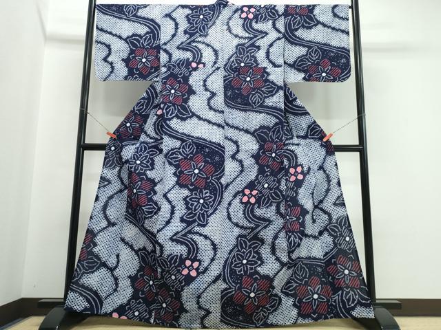 ■■■　サイズ　■■■ 身丈 164cm（肩から） 裄丈 67cm 袖丈 45cm　縫込み 3cm 袖幅 34.5cm 前幅 24.5cm 後幅 30.5cm 着物縫いこみ 内揚げ 0cm 裄 お袖側 約2.5cm　身頃側 約2.5cm ■■■　商品詳細　■■■ 【綿】 状態は特に目立ったシミ汚れなどもなく大変良い状態です。 人気の高い“有松鳴海絞り”の浴衣でございます。 “鳴海絞り”ならではの表情を生み出す立体感と 淡いぼかしで息を吹き込まれ、 今にも動き出しそうな迫力を放っております。 夏祭りや花火大会、これから増えるイベントに連れ立って、 より夏をお楽しみ下さいませ。 大変上質な逸品になります。 お安く出品致しますので、是非この機会にいかがでしょうか？ ■■■　注意事項　■■■ ■モニター発色の具合により色合いが異なる場合がございます。 ■寸法は多少の誤差が生じる場合がございますのでご了承ください。 ■縫込みの長さが左右非対称の場合は短い部分を記載しております。 左右非対称であってもご返品・お値引き等の保証は出来かねますので、ご了承の上ご購入をお願い致します。 ■シミ等のチェックには注意を払っておりますが、見落としがある場合もございますし、個人の見解も様々ですので神経質な方のご購入はお控えください。 ■箪笥に入っておりました着物や帯なので畳みシワや匂いがあるものもございます。 ■お休みは基本的に土日祝となりますが、その他臨時でお休みする場合がございますのでご了承ください。 ■商品の発送は平日のみの発送となります。 ■夜間と土曜、日曜日はお問い合わせの回答が遅れる場合がございます。 ■当店では、お直し、紋入れ、お手入れ等は承っておりません。 ■生地の状態（ヤケ、経年劣化等）によってはサイズ直しが出来ない場合がございます。 その点もどうかご了承のうえ、ご購入をお願いいたします。 ■弊社で取り扱う商品は一点ものにつき、時期や在庫状況に応じて金額が変更となる場合がございます。 ■検針は行っておりません。予めご了承いただきますようお願いいたします。 ■【洗える着物】と記載のある商品におきましては、商品お届け後に洗濯を行ってしまってからのご返品にはご対応しかねます。 念の為、専門店でのお手入れをお願いいたします。 ■写真に写っている物が全てになります。それ以外の付属品はございませんのでご了承ください。 ■状態に関する写真につきましては、掲載可能な写真枚数に限りがあるため、各箇所につき1枚参考画像を掲載しております。 ■着物のサイズ目安は下記を参考ください↓ ＜女性着物＞　お端折り次第で＋5cm　−1cmが着用可能サイズ 　例）身丈170cmの場合、身長160cm〜175cm ＜男性着物＞　身丈＋約25cm〜27cm程が適応身長 　例）身丈155cmの場合、身長180〜182cm